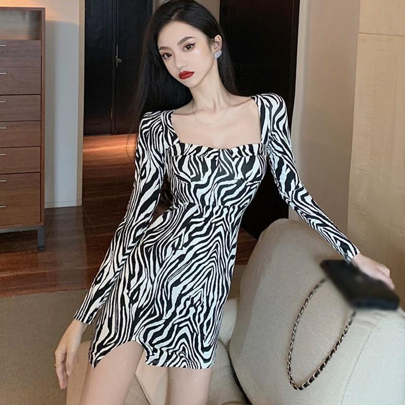 Đầm Dài Tay Cổ Vuông In Họa Tiết Ngựa Vằn Xinh Xắn Dành Cho Nữ