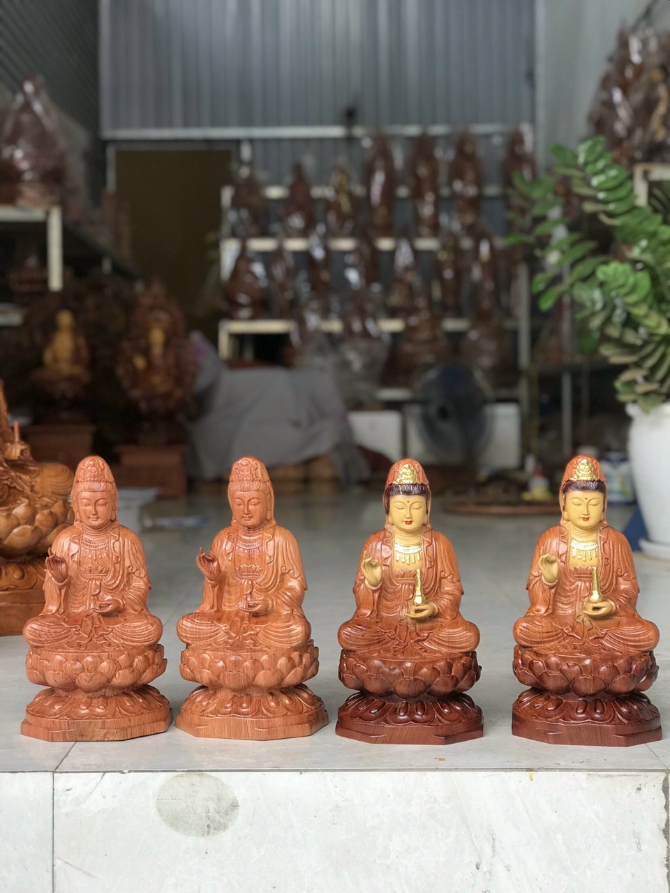 Tượng phật bà quan âm bồ tát bằng gỗ hương làm mầu giả cổ kt cao 50cm