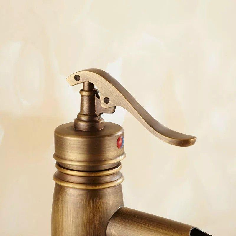 Vòi lavabo nóng lạnh cổ điển