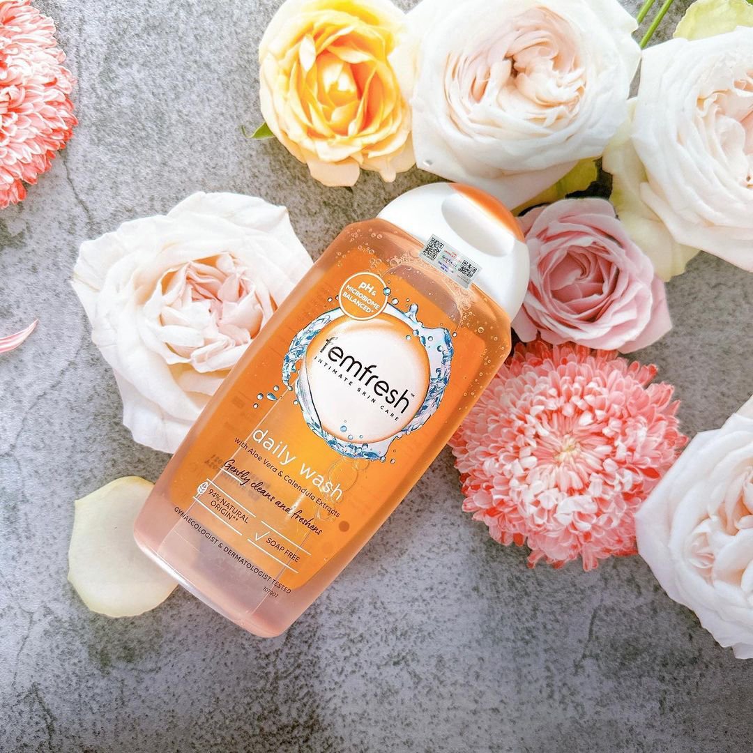 Dung dịch vệ sinh Anh Femfresh pure &amp; fresh wash giúp làm sạch sẽ, thơm mát, ngăn ngừa viêm, ngứa, nấm phụ khoa - QuaTangMe Extaste