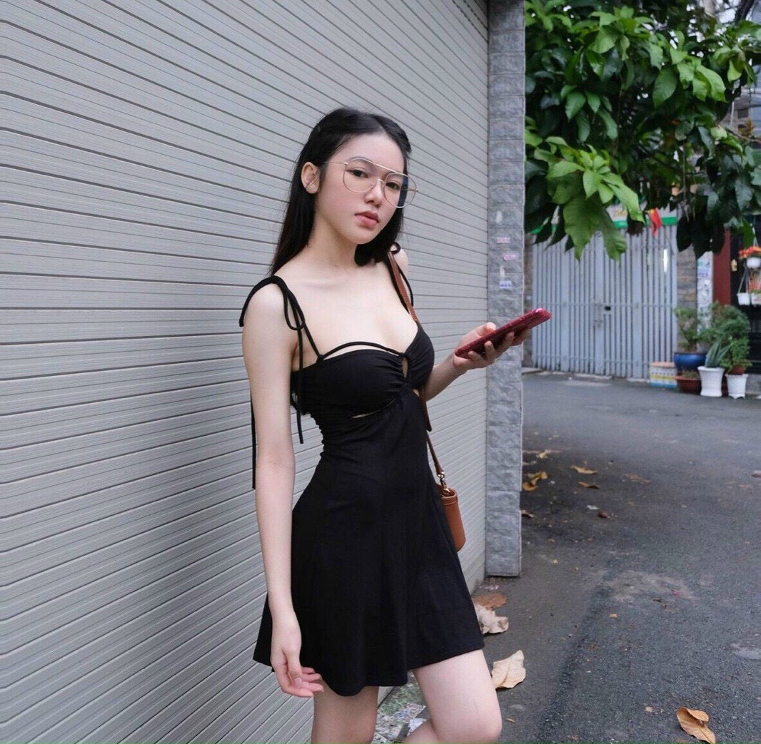 ĐẦM ĐEN SUÔNG TRƠN CỔ U NGẮN HAI DÂY DẠO PHỐ DỰ TIỆC