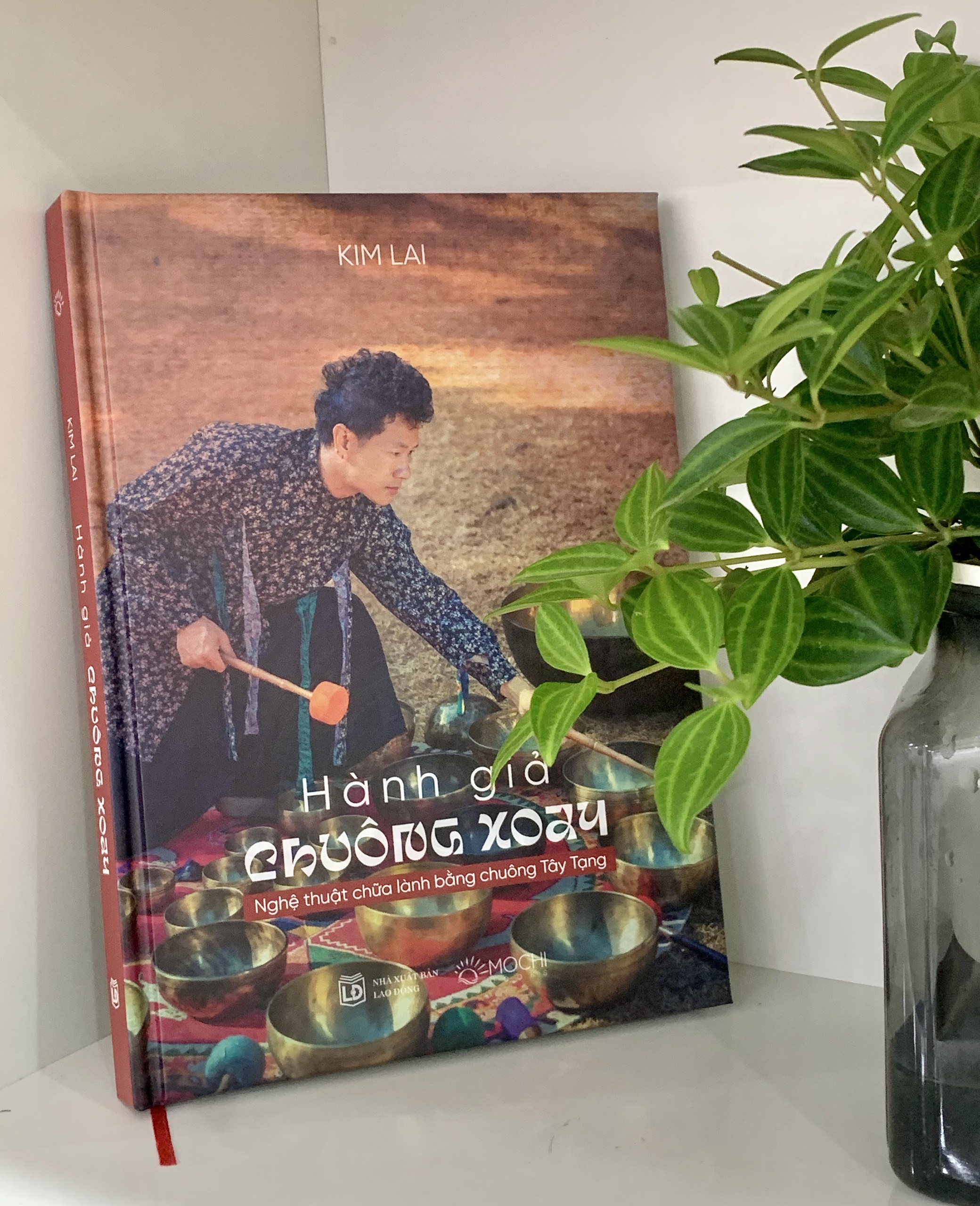 Sách - Hành giả chuông xoay: Nghệ thuật chữa lành bằng chuông Tây Tạng