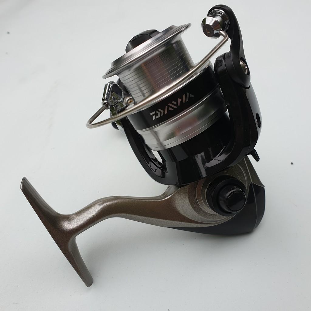 Máy câu cá DAIWA STRIKEFORCE 2500-B Và DAIWA STRIKEFORCE 4000-B