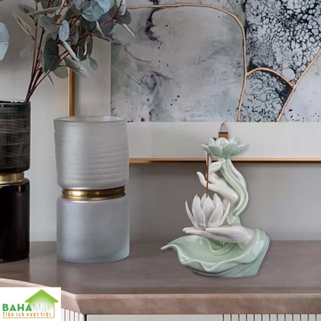 THÁC KHÓI TRẦM HƯƠNG CHẢY NGƯỢC TAY PHẬT CẦM NHÀNH SEN TRANG TRÍ MEN NGỌC "BAHAMAR" Hương với thiết kế chảy dài đổ khói hơi nước tạo nên sự bí ẩn khí quyển.
