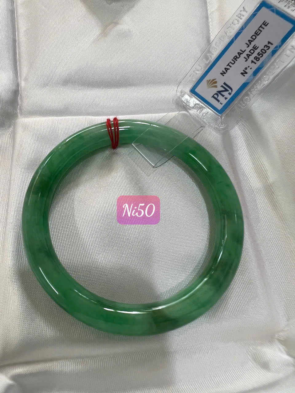 Vòng Cẩm Thạch Tự Nhiên Mới Sịn Đậu Lý Ni 50mm x chột 7,2mmm Vòng Kiểm Định P No 185031 Màu Xanh lý đều điểm vân trắng xanh đậm nhẹ bóng đều đẹp nữ 50kg - 54kg đeo sang tay món quà tặng chính mình tặng mẹ vợ ý nghĩa ạ