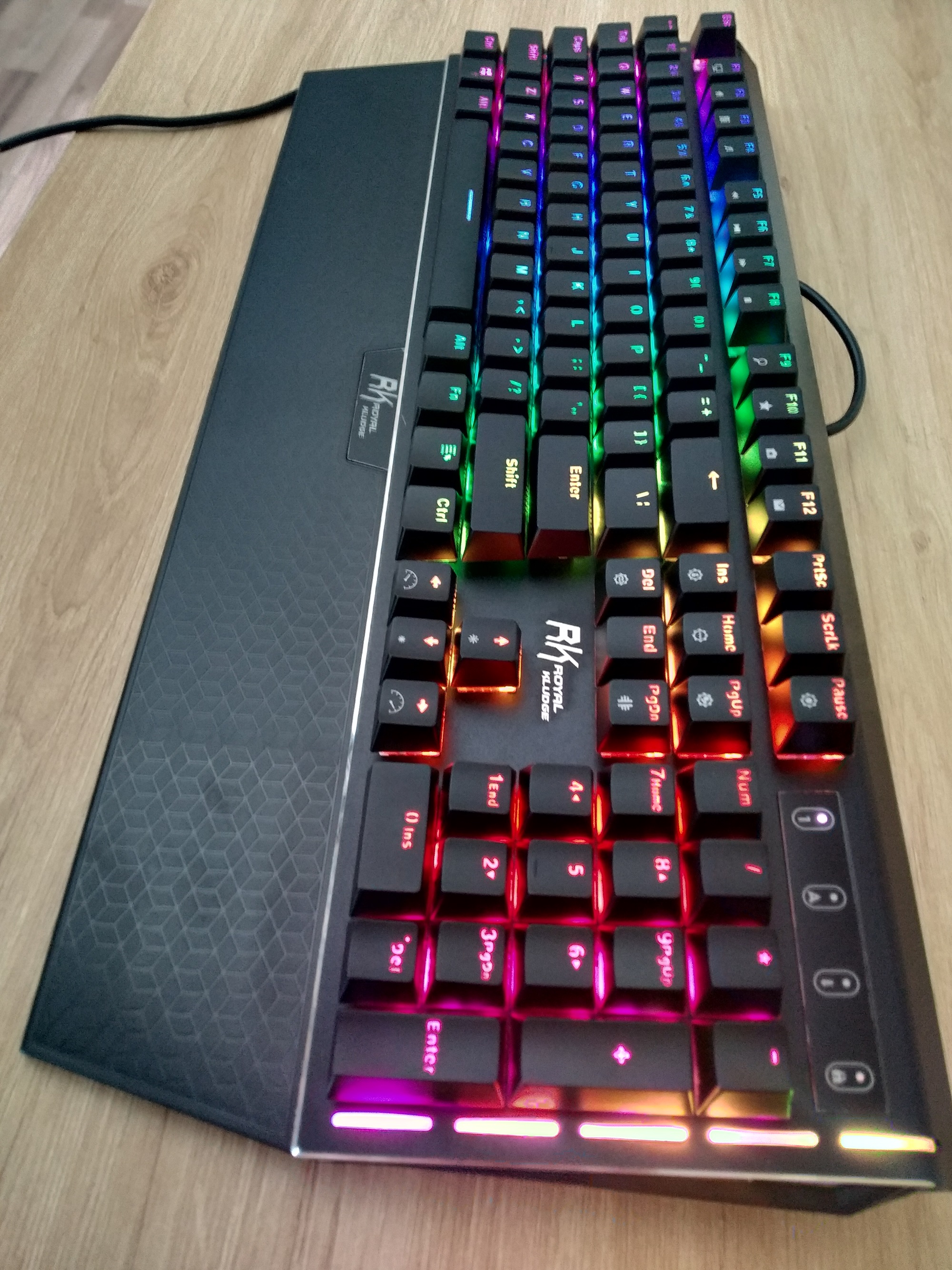 Bàn phím cơ Gaming RK Phantom RGB - CHÍNH HÃNG Royal Kludge. Có dây, full size 104 phím, có kê tay.