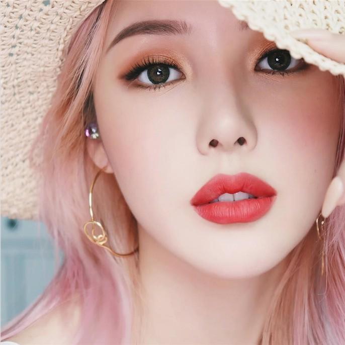 HÌNH CÔ GÁI DÁN SALON TÓC, TIỆM NAILS & PHUN XĂM THẨM MỸ_DECAL VIP