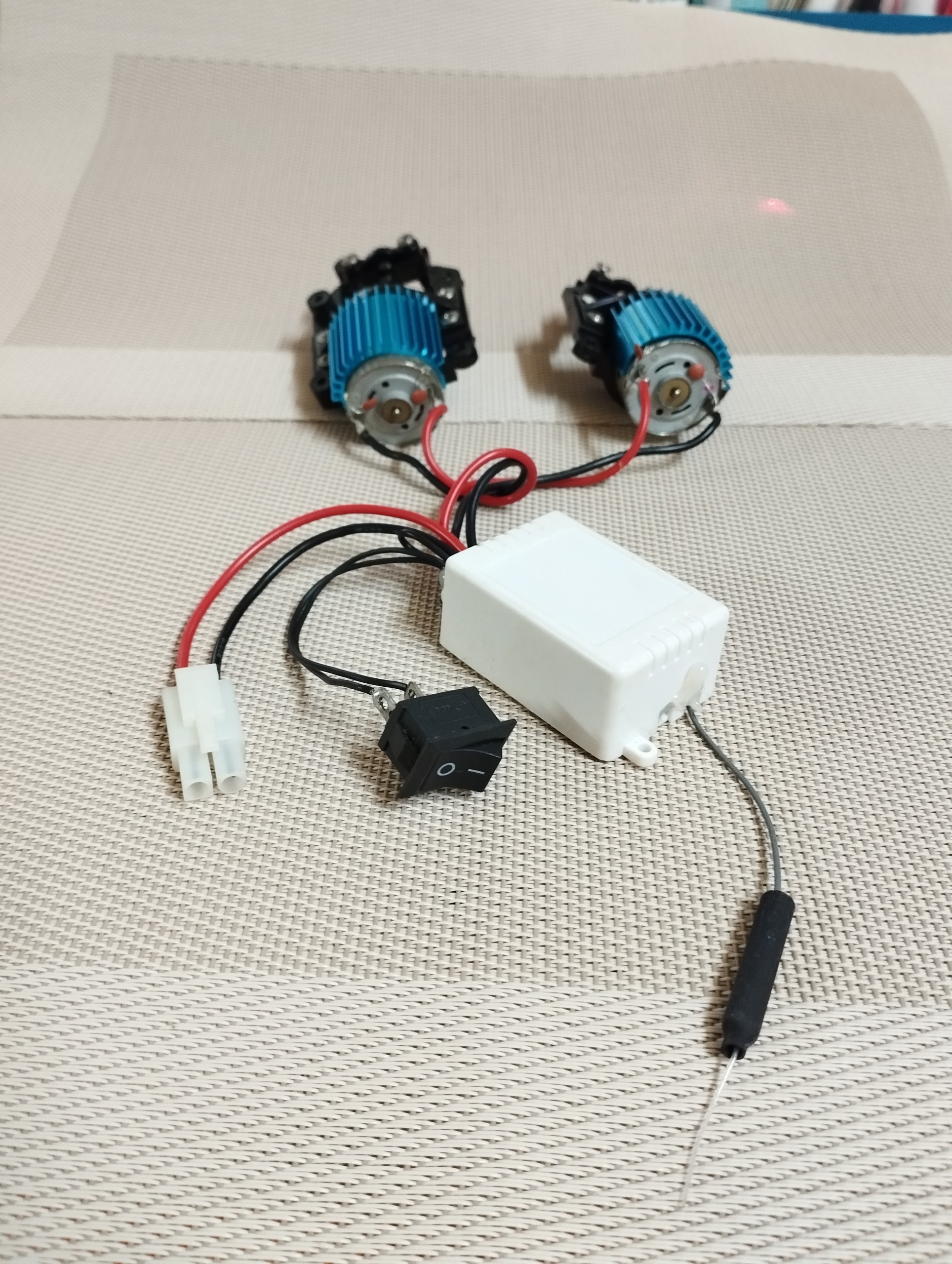 Trọn bộ chế tạo tàu nâng cấp sóng 2.4G pin 1800mAh điều khiển hai động cơ