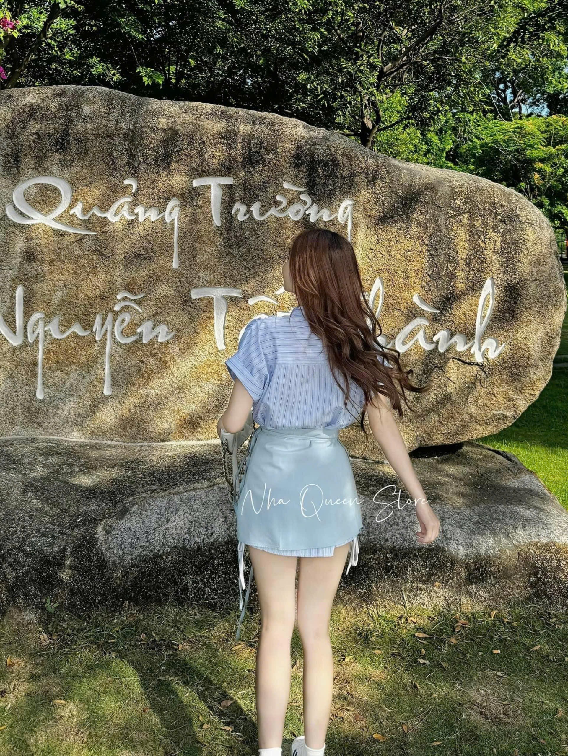 Set đầm sơ mi kẻ sọc mix chân váy đắp tag hoa