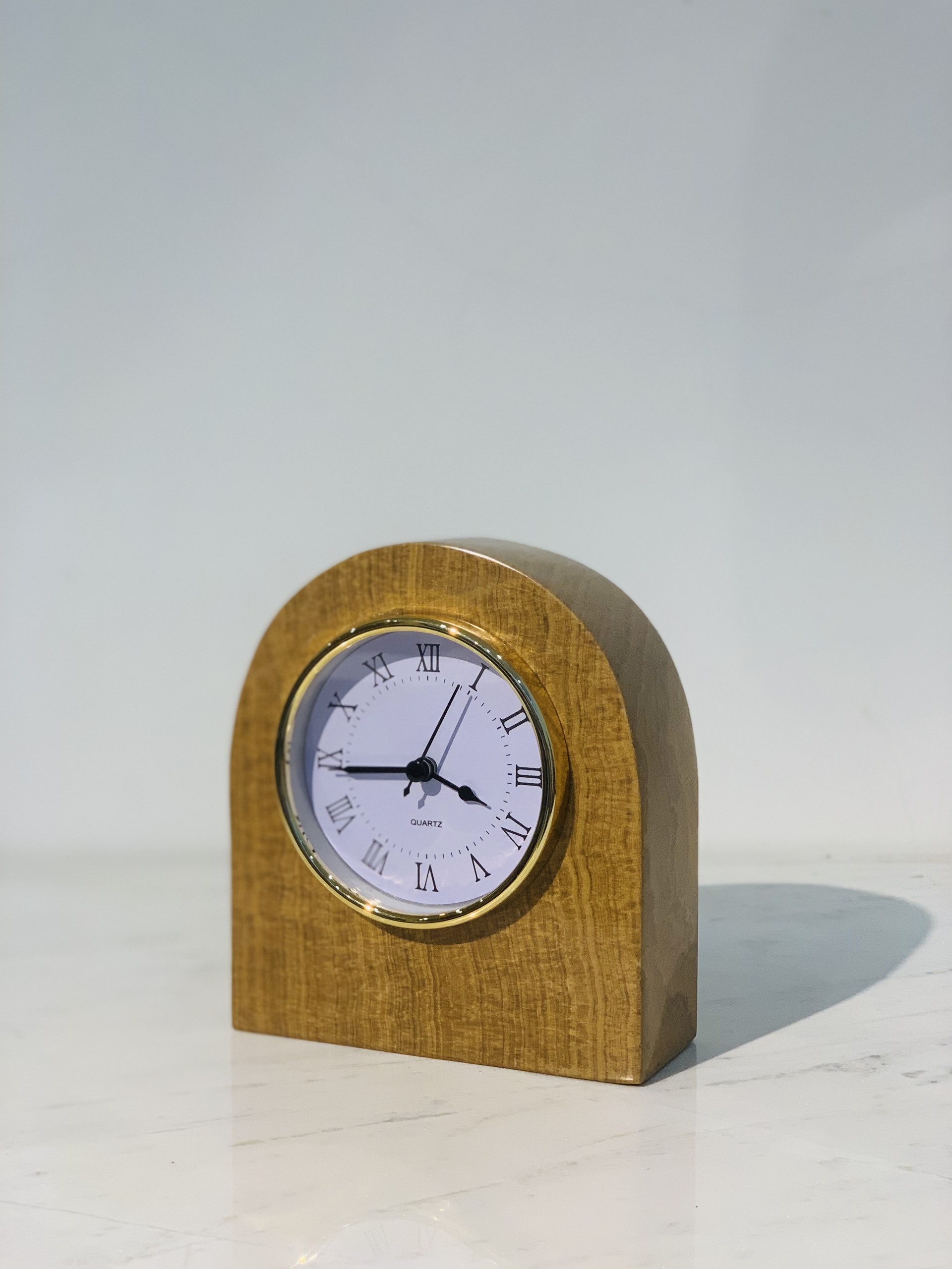 Đồng hồ để bàn đá tự nhiên DH02 bầu dục màu Vàng vân gỗ (Mặt số La mã - Mặt trắng )