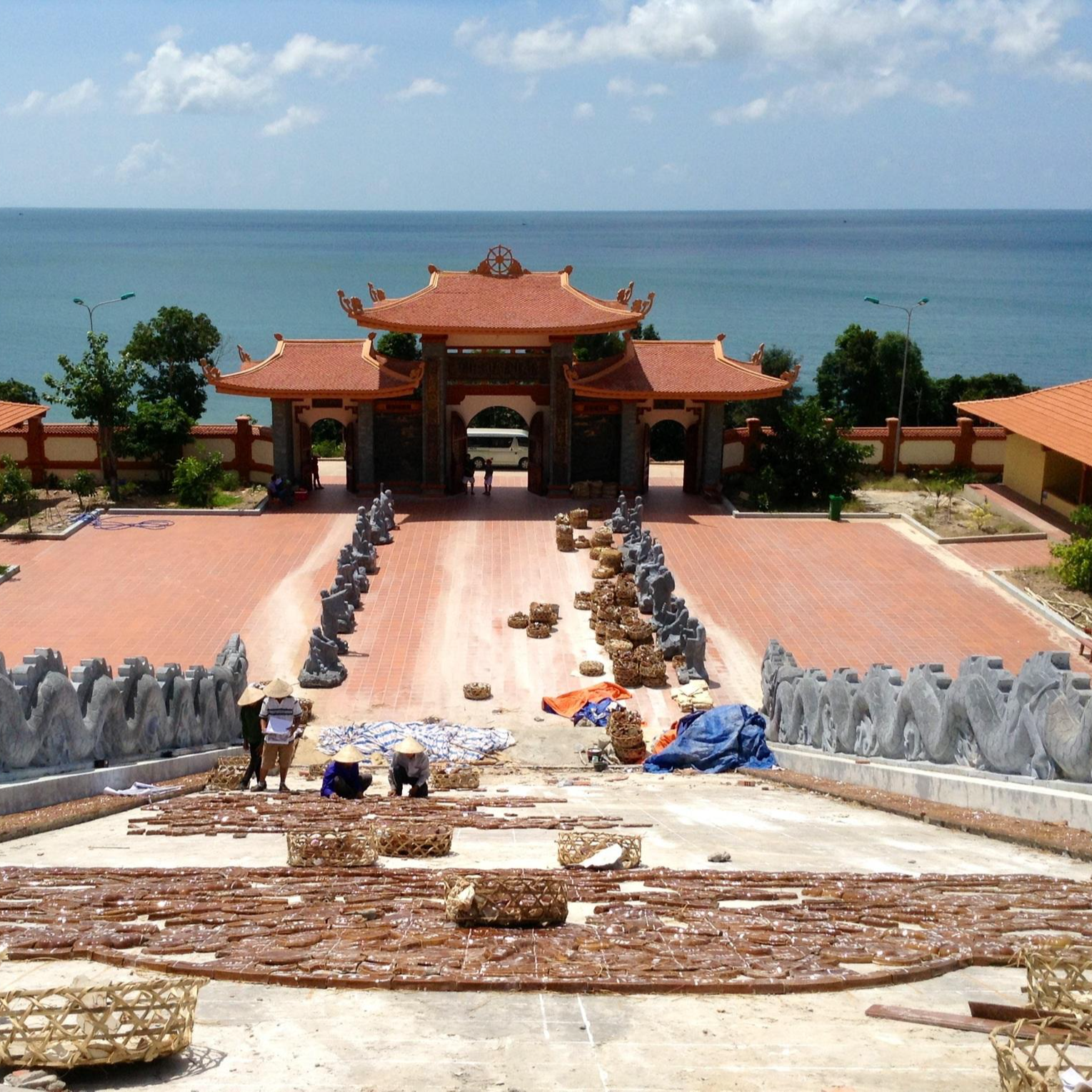 Tour Phú Quốc 3N2Đ - Suối Tranh - VinPearlLand - Cáp Treo Hòn Thơm - Aquatopia Water Park - Sunset Sanato - Dinh Cậu - Dinh Bà- Chùa Sùng Hưng Cổ Tự - Trúc Lâm Thiền Viện Hộ Quốc.