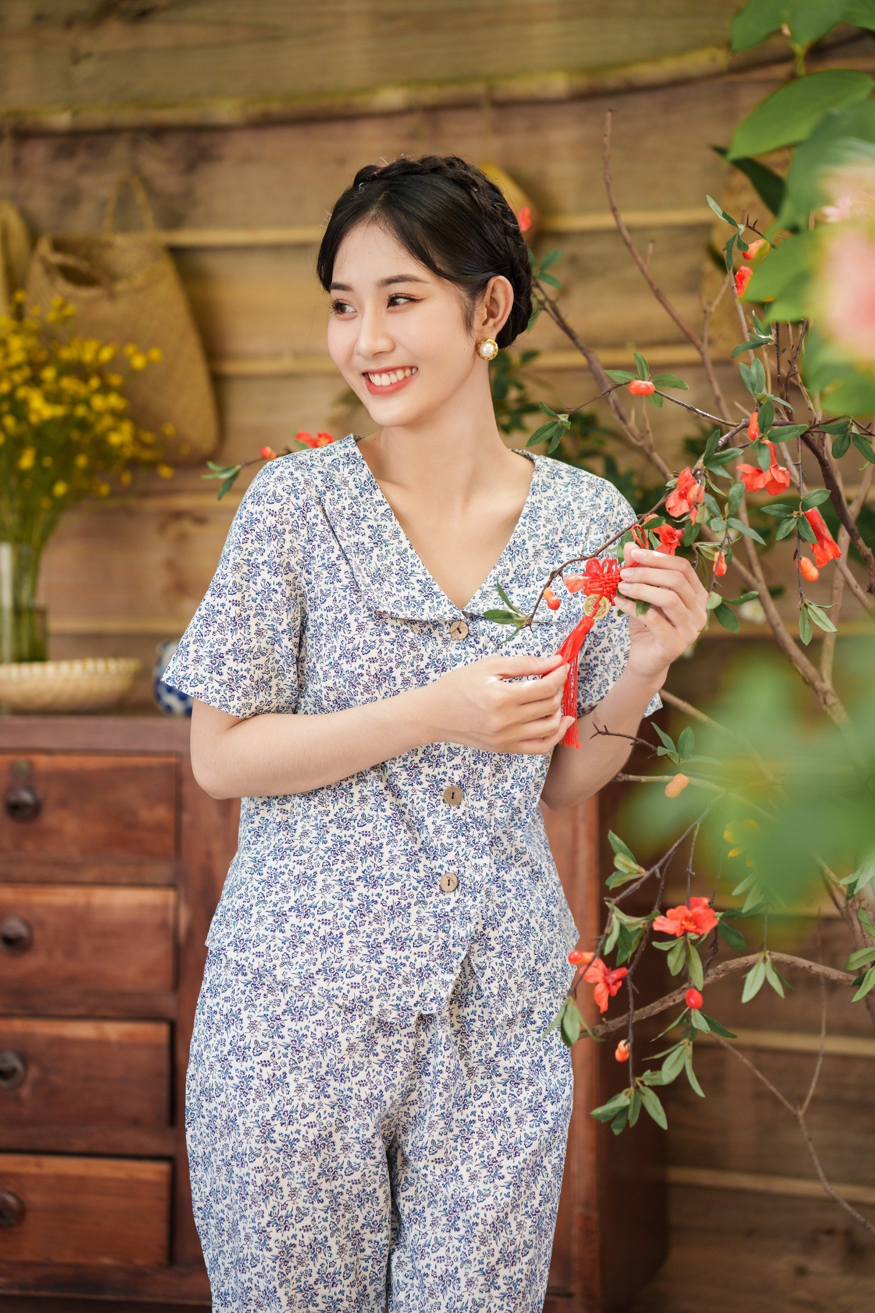 Đồ bộ dài có tay vạn hoa trắng DH221203