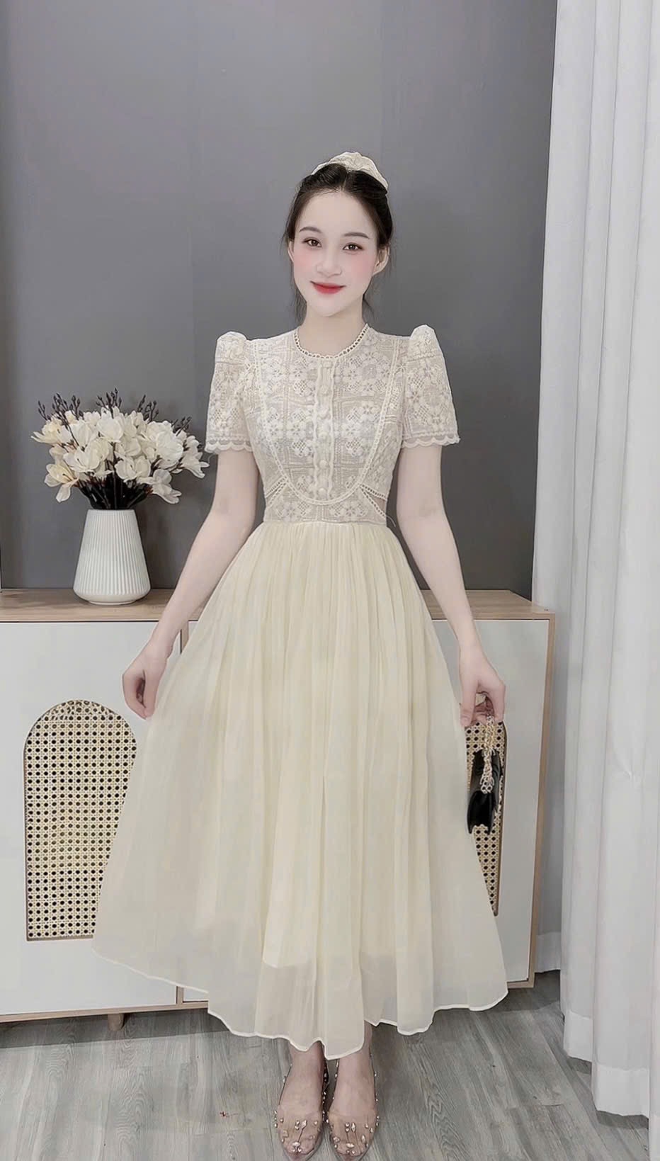 Váy thiết kế ren cúc bọc tay bồng pha chân tơ dáng dài