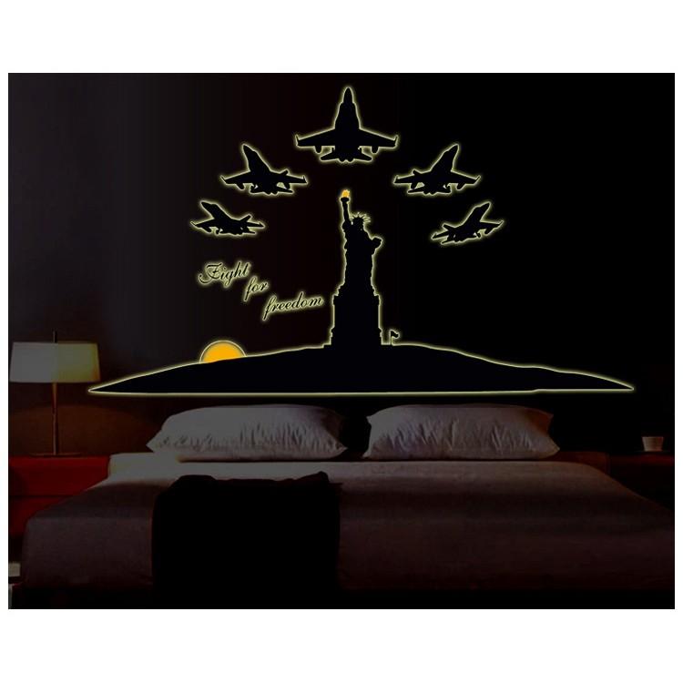 Decal dán tường dạ quang tượng nữa thần tự do và đội bay