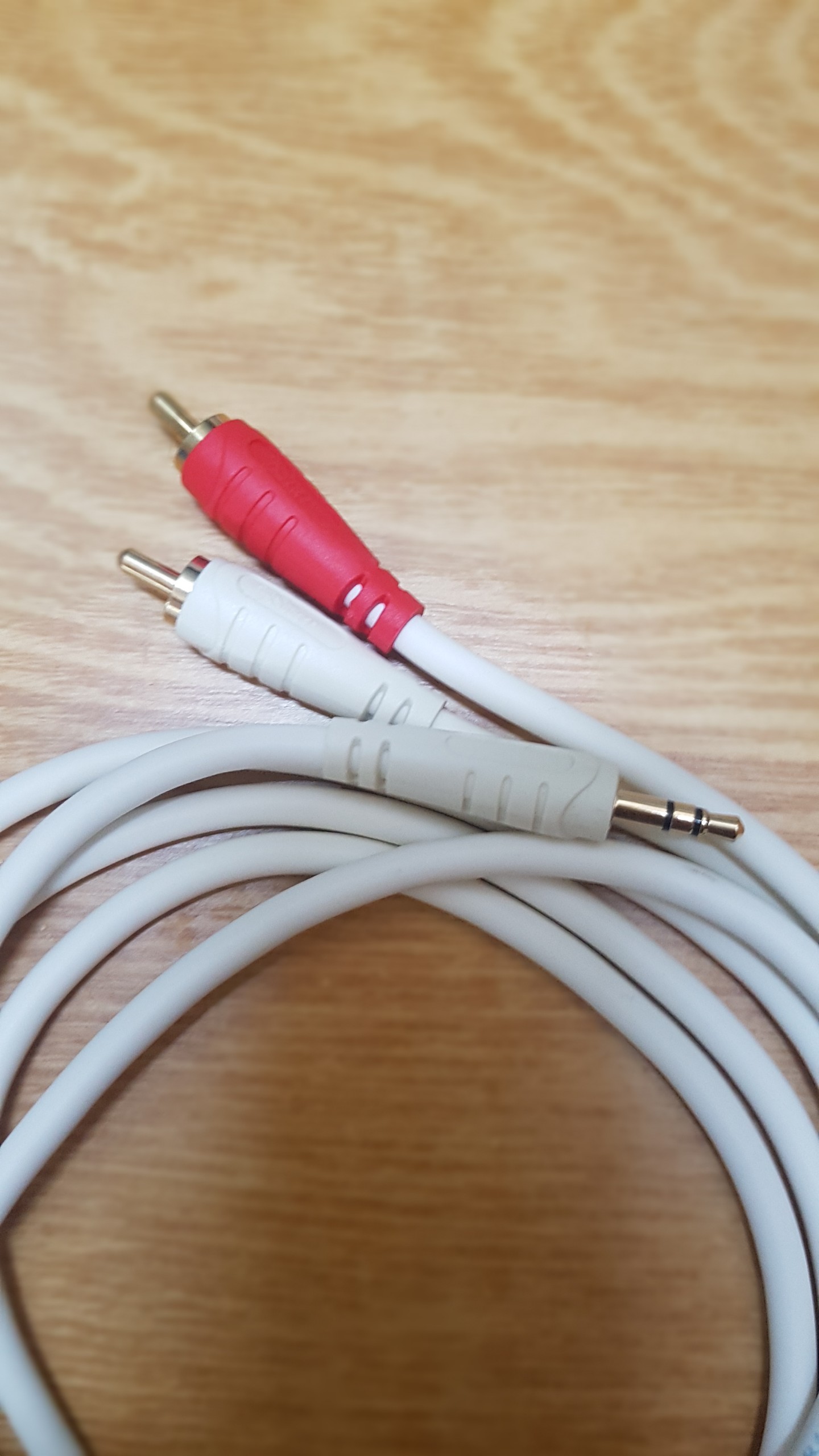 Dây Cáp âm thanh loại 1 ra 2 , 1 đầu jack 3.5 ra 2 đầu AV hoa sen dài 1.8M