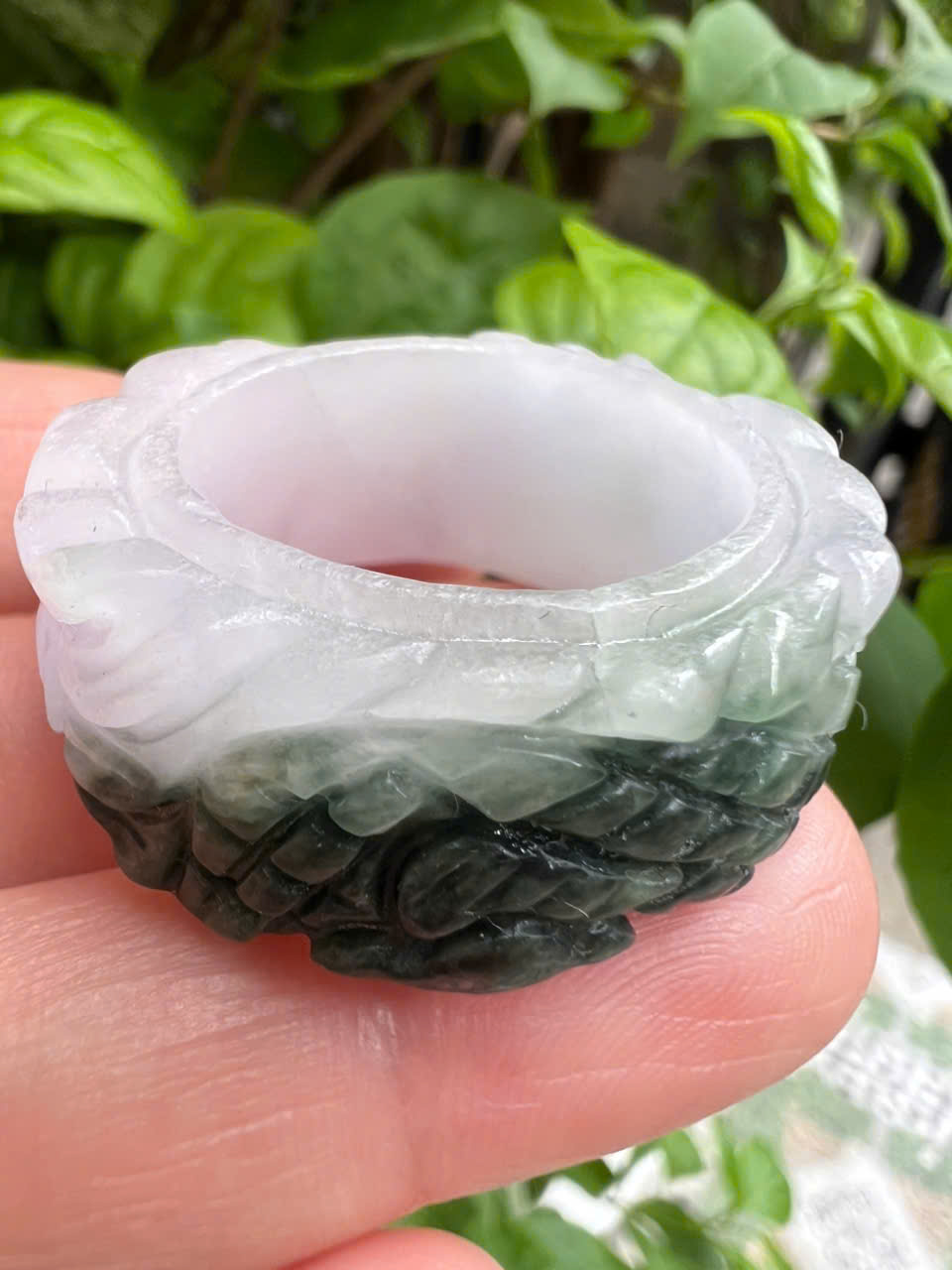 Nhẫn Rồng Nam Ni 21mm Cao 13mm Dầy 5mm Cẩm Thạch màu màu trắng xanh đậm phía dưới đẹp ạ