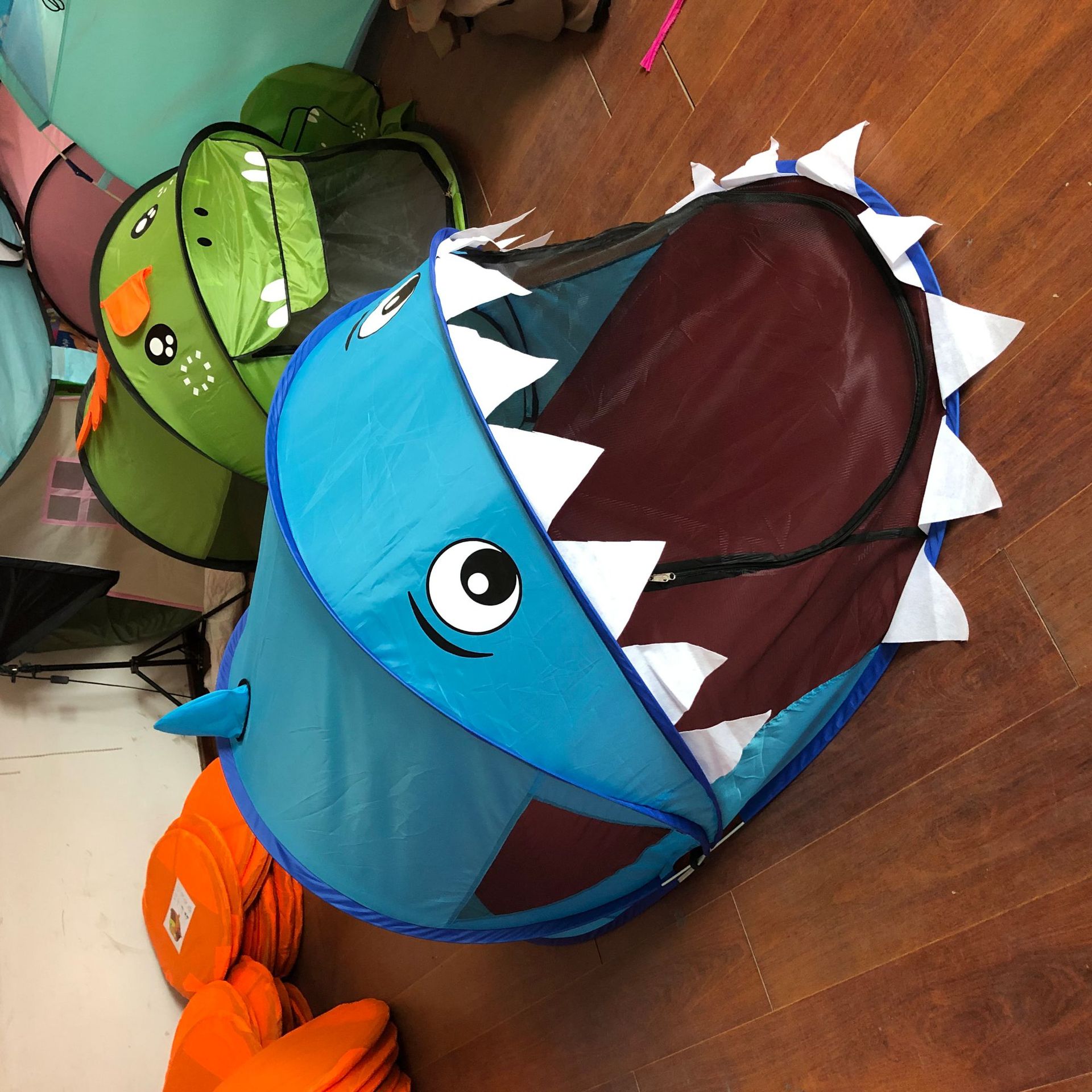 Lều cho trẻ em hình cá mập baby shark