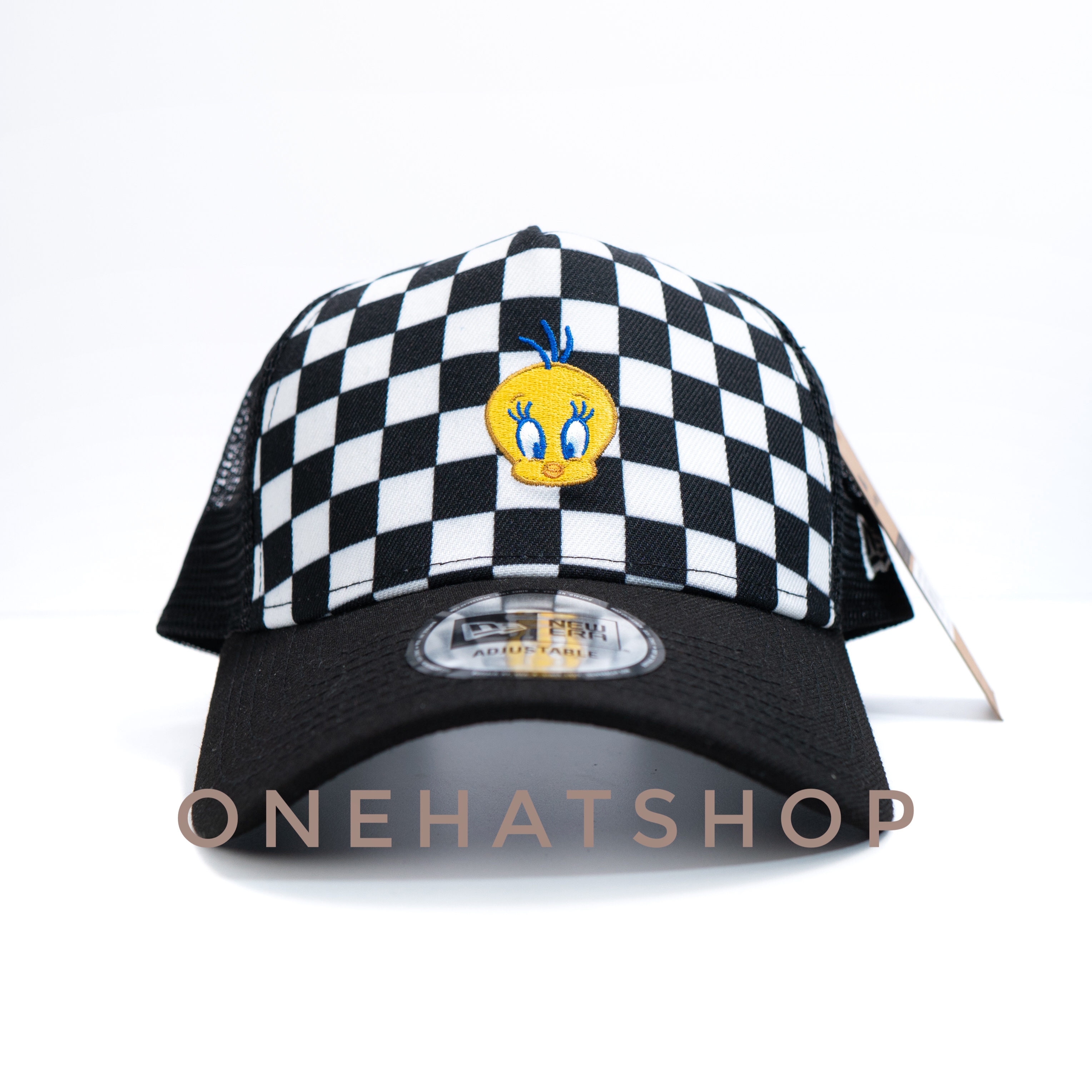 Nón lưỡi trai fom trucker checkerboard duck caro phía sau là lưới