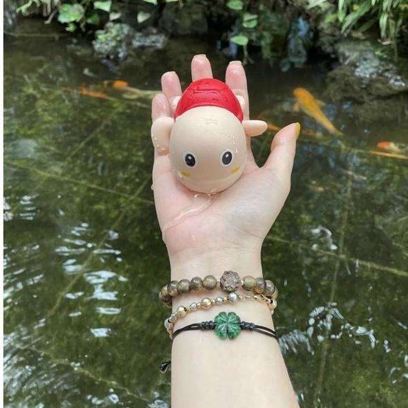 Đồ chơi cho bé, rùa bơi trong nước