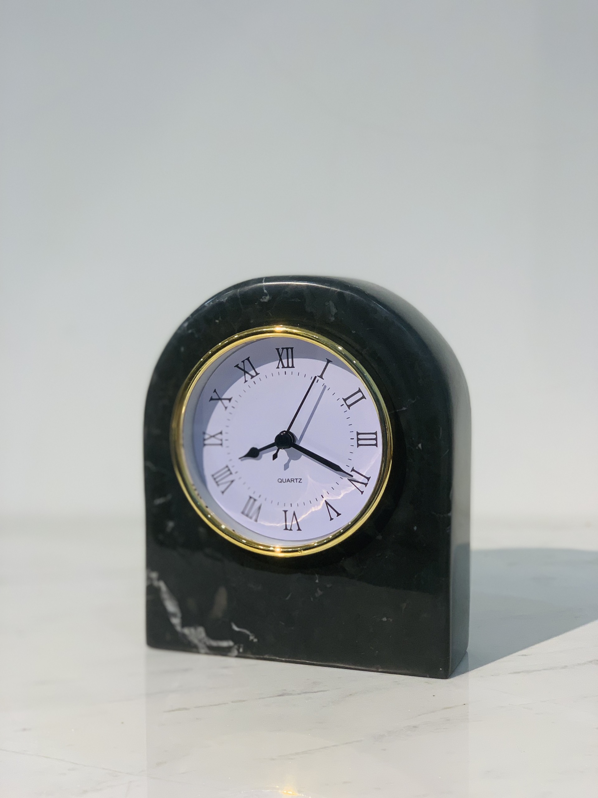 Đồng hồ để bàn đá tự nhiên DH02 bầu dục màu Đen chỉ trắng (Mặt số La mã - Mặt trắng)