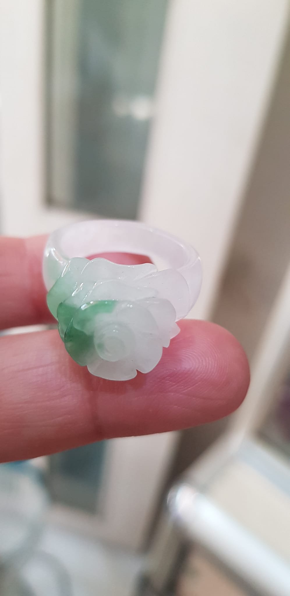Nhẫn Nữ mới chạm Bông Hồng Nổi màu Trắng Xanh nhẹ rất đẹp đá cẩm thạch tự nhiên Ni 18mm đeo tay xinh lắm  ạ
