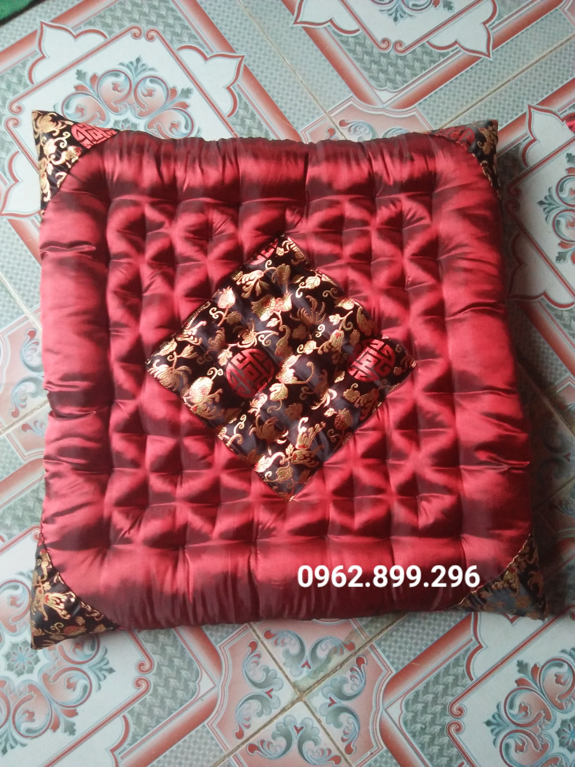 Đệm ngồi bệt, thảm trải ghế sofa lụa gấm