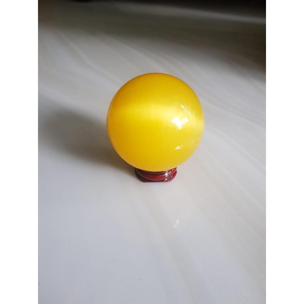 Trái Bi Phong Thủy Vàng Anh Tươi nhỏ vừa đá mắt mèo ánh cao 8cm x đk 6cm đế gỗ may mắn để bàn làm việc may mắn tài lộc hợp mệnh Kim, mệnh thổ, mệnh Thủy ạ