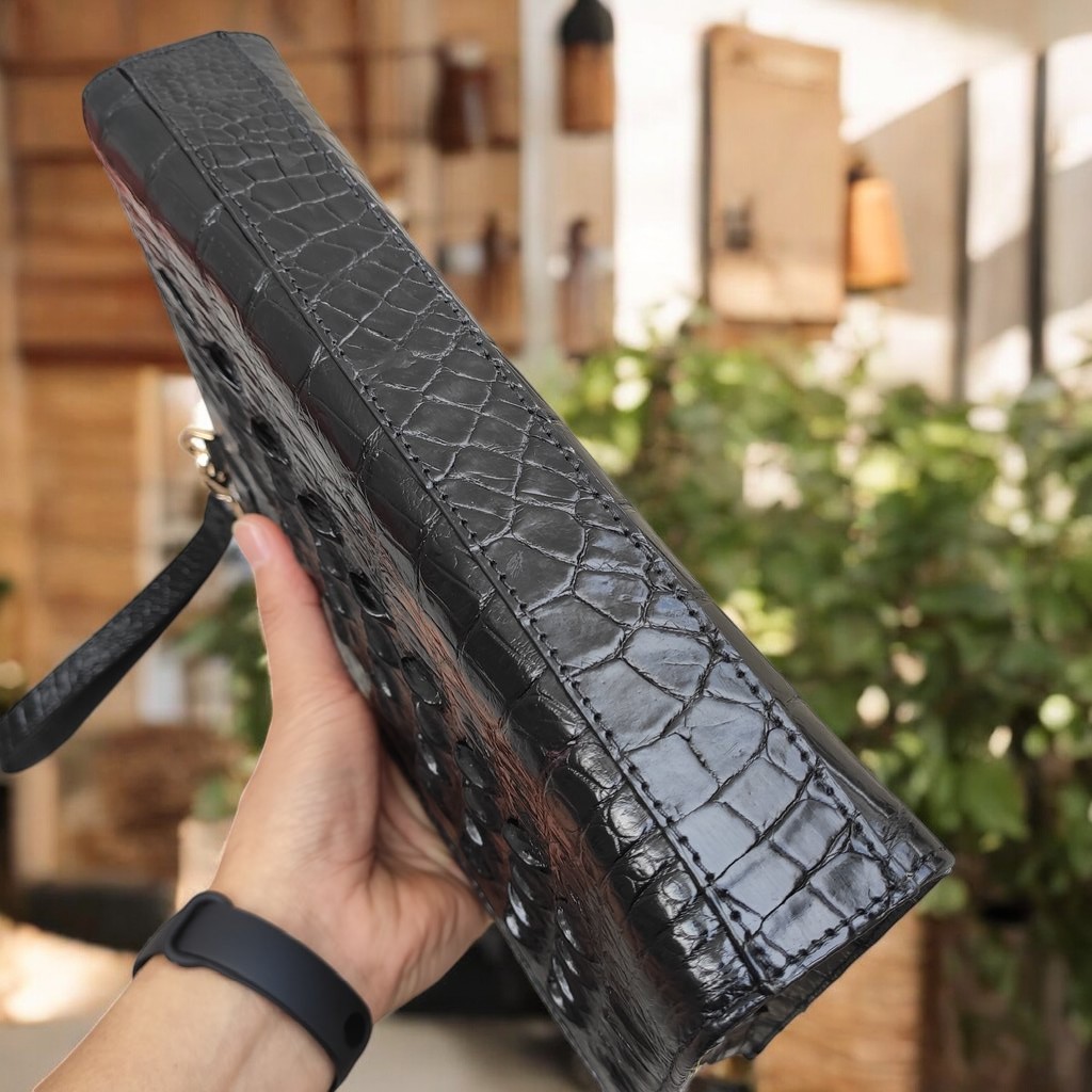 Clutch cầm tay da cá sấu Vây đuôi rất đẹp. Khóa số bảo mật!