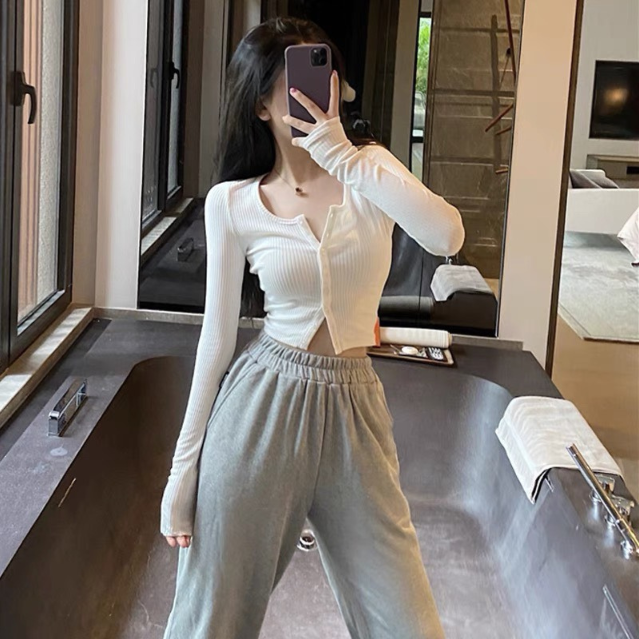 Áo croptop cúc giữa dài tay cổ tròn màu trắng chất thun gân