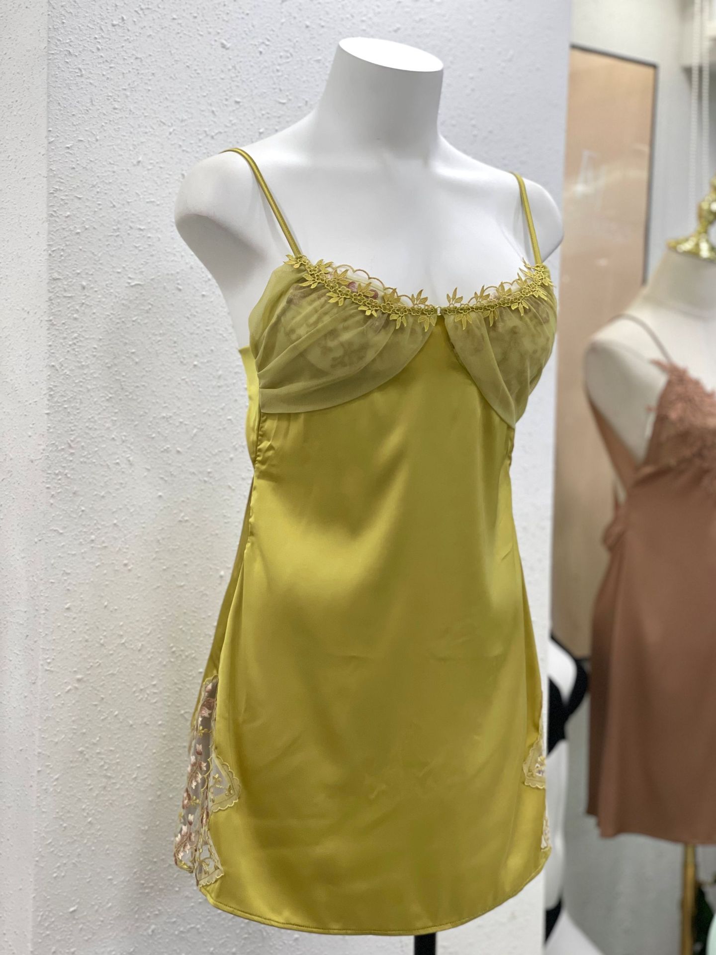 Váy ngủ sexy gợi cảm đồ ngủ dây vai và lưng đều có khoá tuỳ chỉnh - chất lụa mềm mại xẻ tà 2 viền ren gợi cảm_DN19