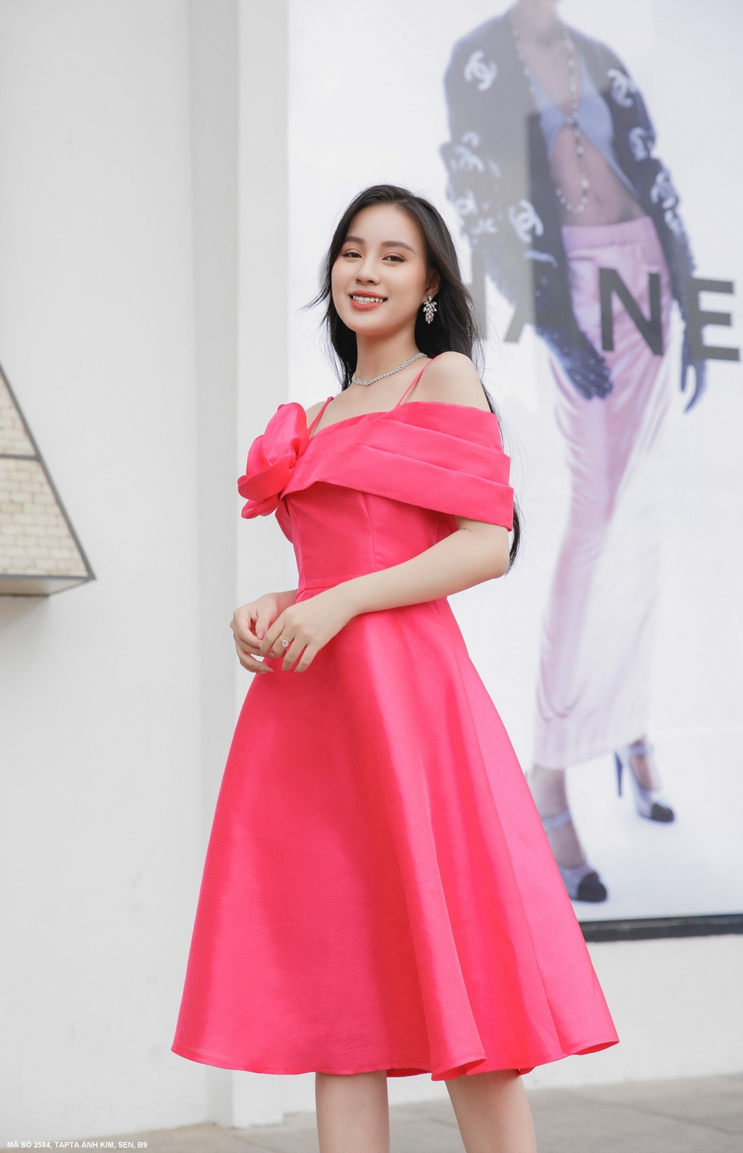 ĐẦM XÒE TRỄ VAI ĐÍNH HOA HỒNG
