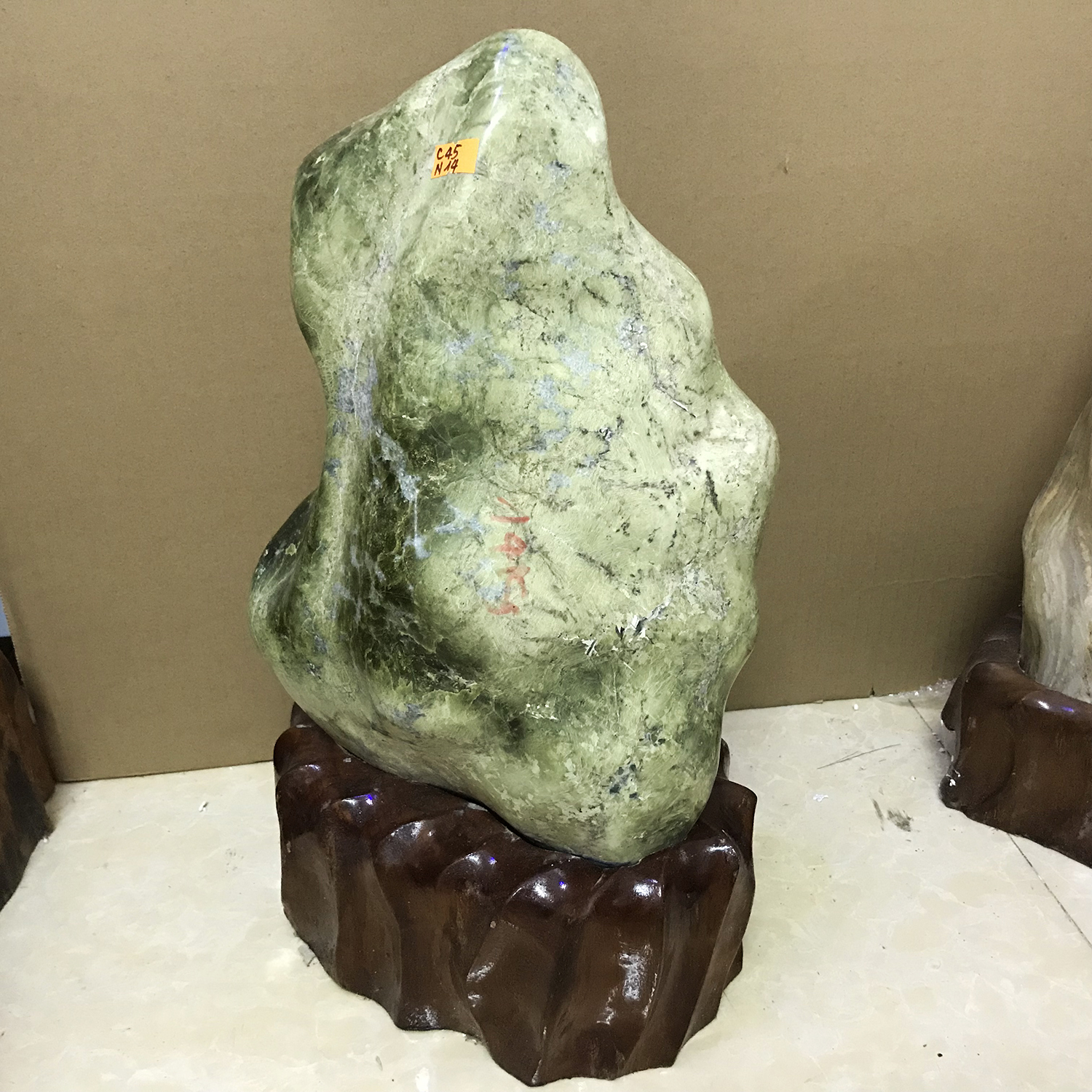 Cây đá tự nhiên màu xanh lá mạ cho người mệnh Hỏa và Mộc nặng khoảng hơn 10 kg, cao 32cm