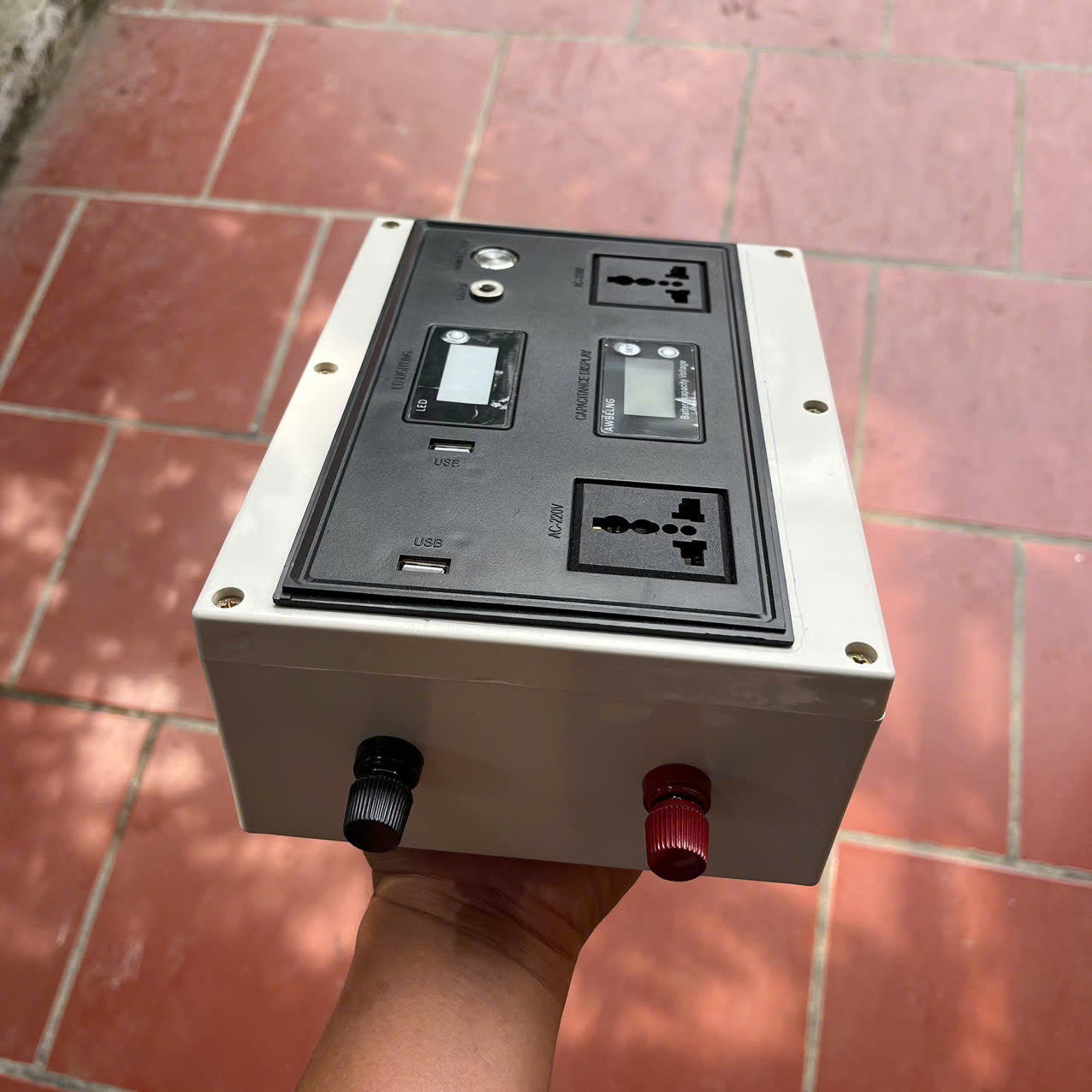 Kích Điện 24V Lên 220V 2000W Sóng Sin Chuẩn Nhật – Inverter Cao Cấp Có Màn Hình LED, Chạy Êm Bền Bỉ, đèn trang trí