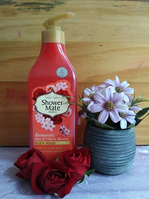 Sữa tắm dạng Gel ngăn ngừa các vết rám đen Showermate hương hoa Đào và hoa Hồng Hàn Quốc 550ml tặng móc khóa
