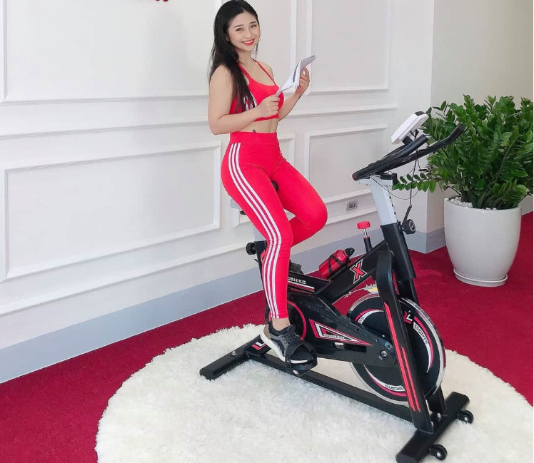 Xe đạp tập thể dục thể thao tập gym tại nhà thế hệ 4.0 khung thép sơn tĩnh điện chịu tải 250 kg, bánh đà 11 kg tặng kèm máy mát xa tạo cơ bụng EMS + đồng hồ cảm biến nhịp tim + bình nước thể thao ( giao màu ngẫu nhiên )