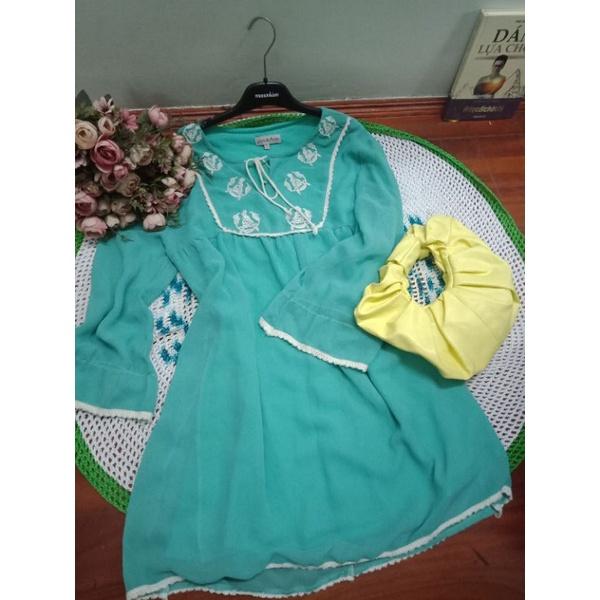 Đầm xanh hoa thêu