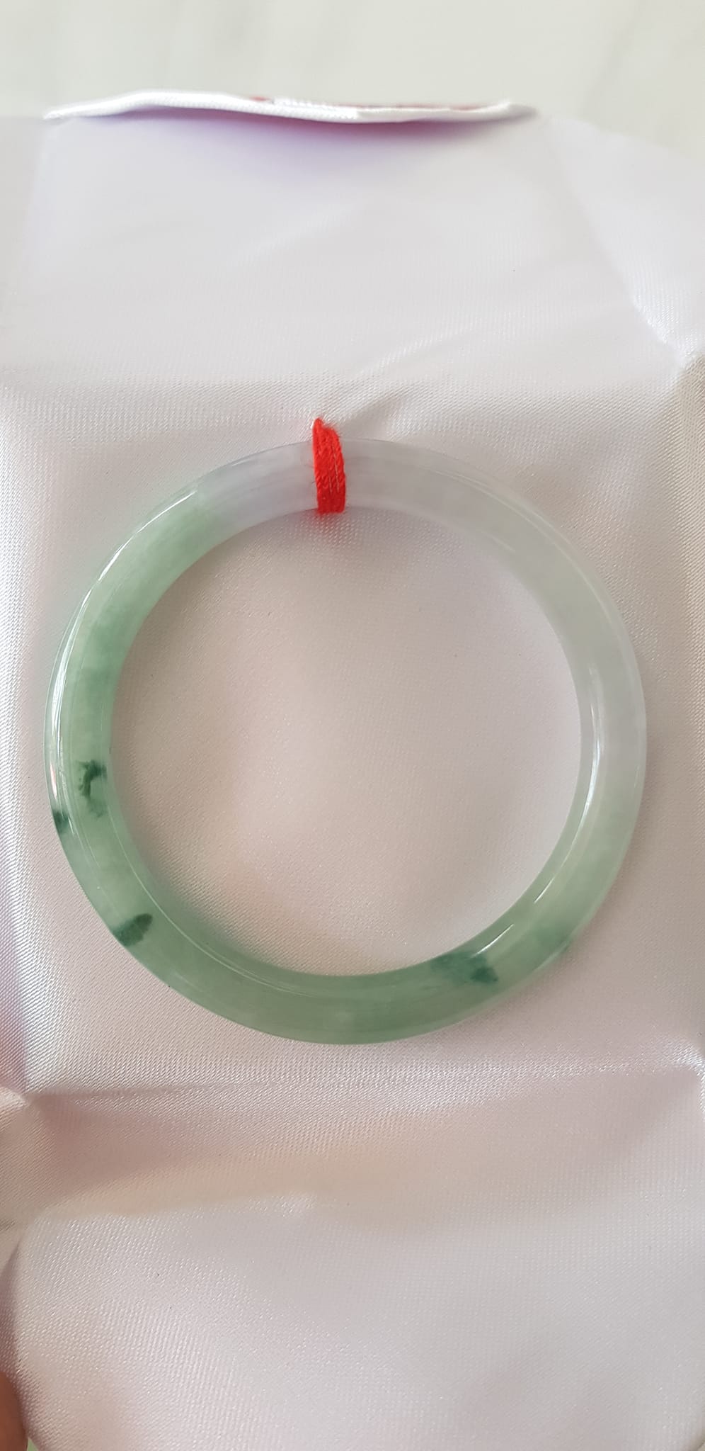 Vòng Cẩm Thạch tự nhiên A Sịn Đẹp 49mm x cọng 7mm Màu trắng bóng xanh rêu đẹp lạ sang vân đậm bóng ánh xíu tím nhẹ rất là đẹp sang Nữ 47kg - 51kg đeo đẹp ạ