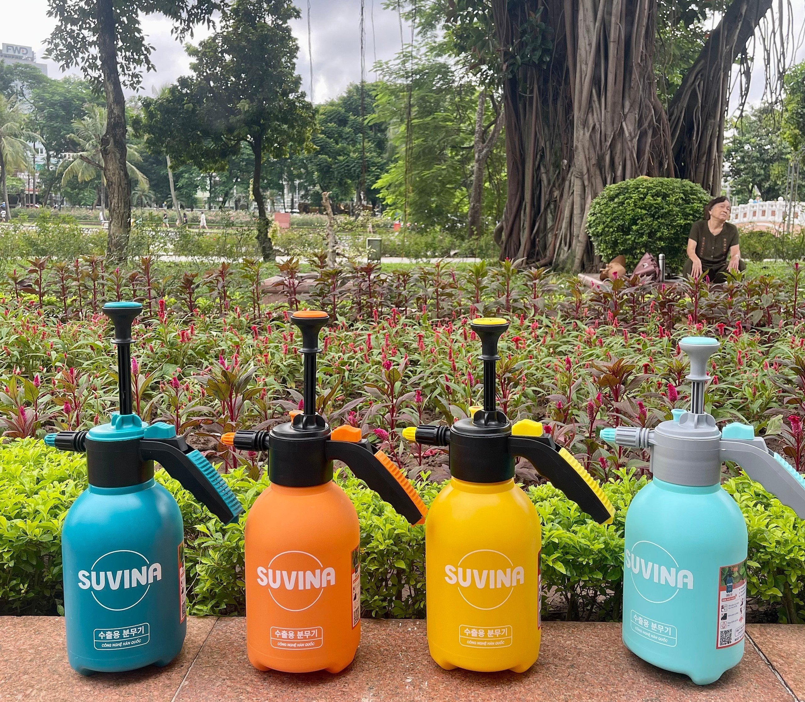 Bình xịt nước tưới cây 2 lít, phun sương tưới cây, thuốc muỗi, vòi xịt điều chỉnh nhiều chế độ, chế độ tưới tự động, van giảm áp, công nghệ Hàn Quốc.
