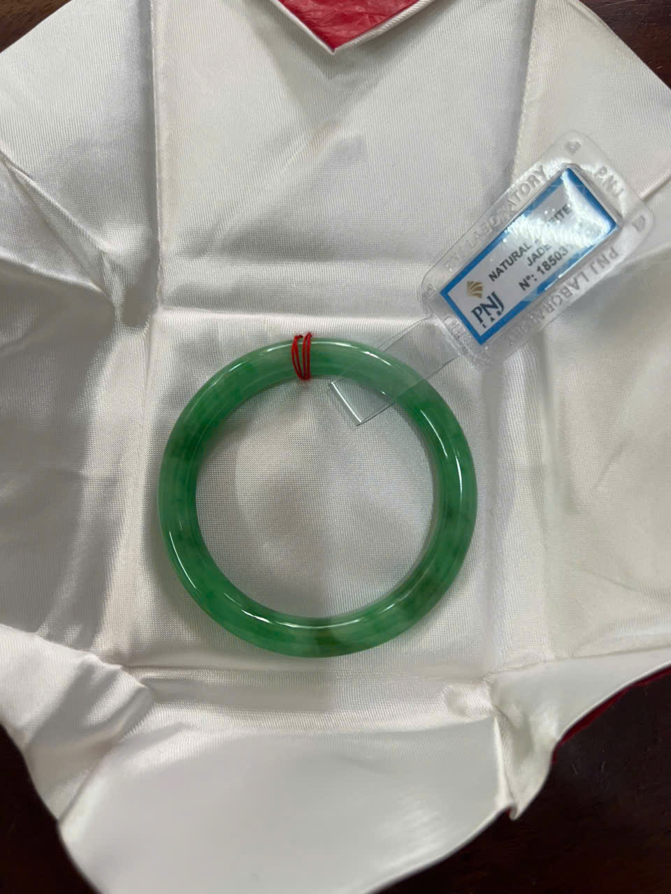 Vòng Cẩm Thạch Tự Nhiên Mới Sịn Đậu Lý Ni 50mm x chột 7,2mmm Vòng Kiểm Định P No 185031 Màu Xanh lý đều điểm vân trắng xanh đậm nhẹ bóng đều đẹp nữ 50kg - 54kg đeo sang tay món quà tặng chính mình tặng mẹ vợ ý nghĩa ạ