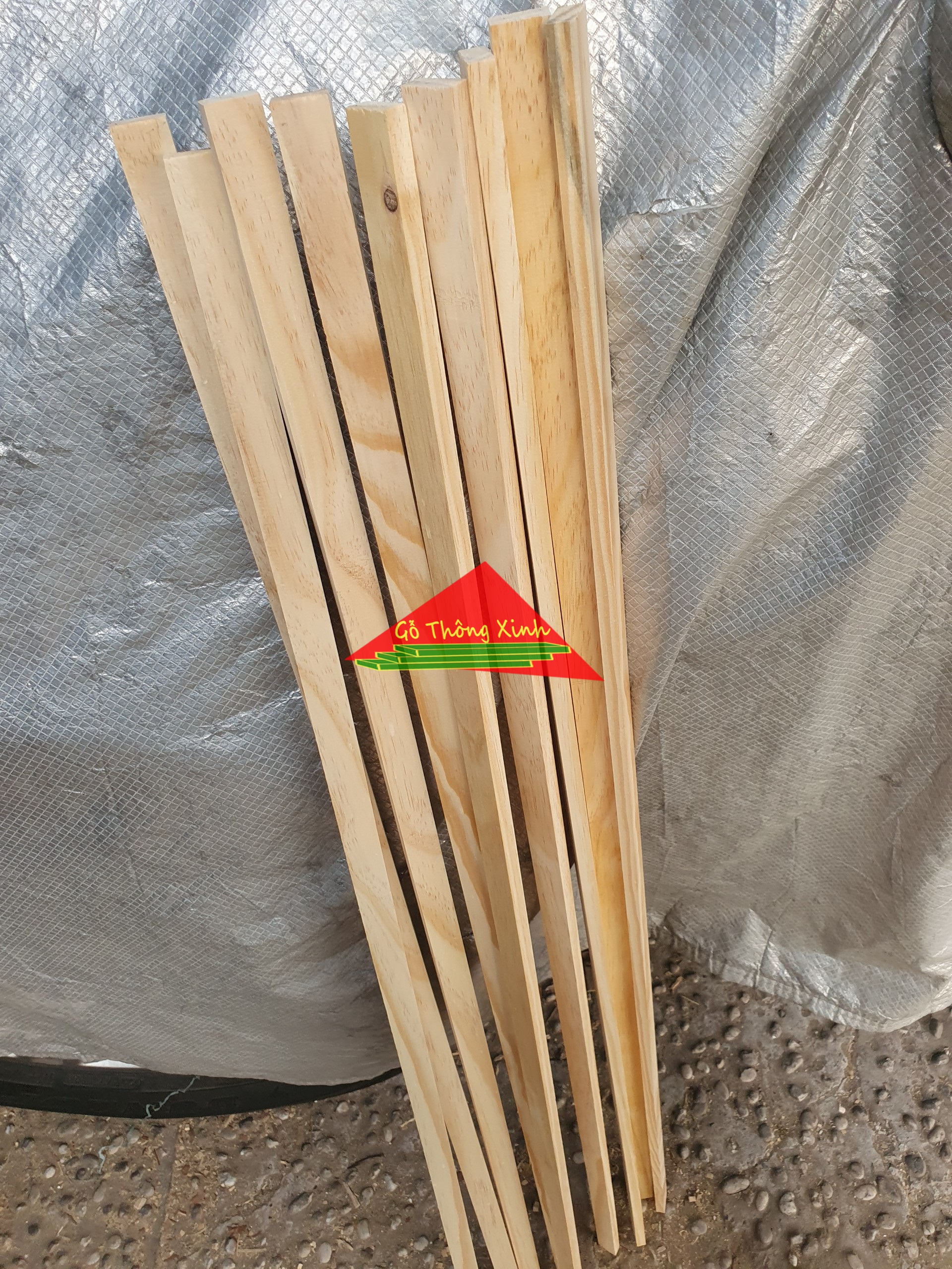 Thanh gỗ thông dài 1m2,rộng 2cm đã bào láng 4 mặt dùng làm nẹp,khung viền,đóng kệ,trang trí nhà cửa,DIY