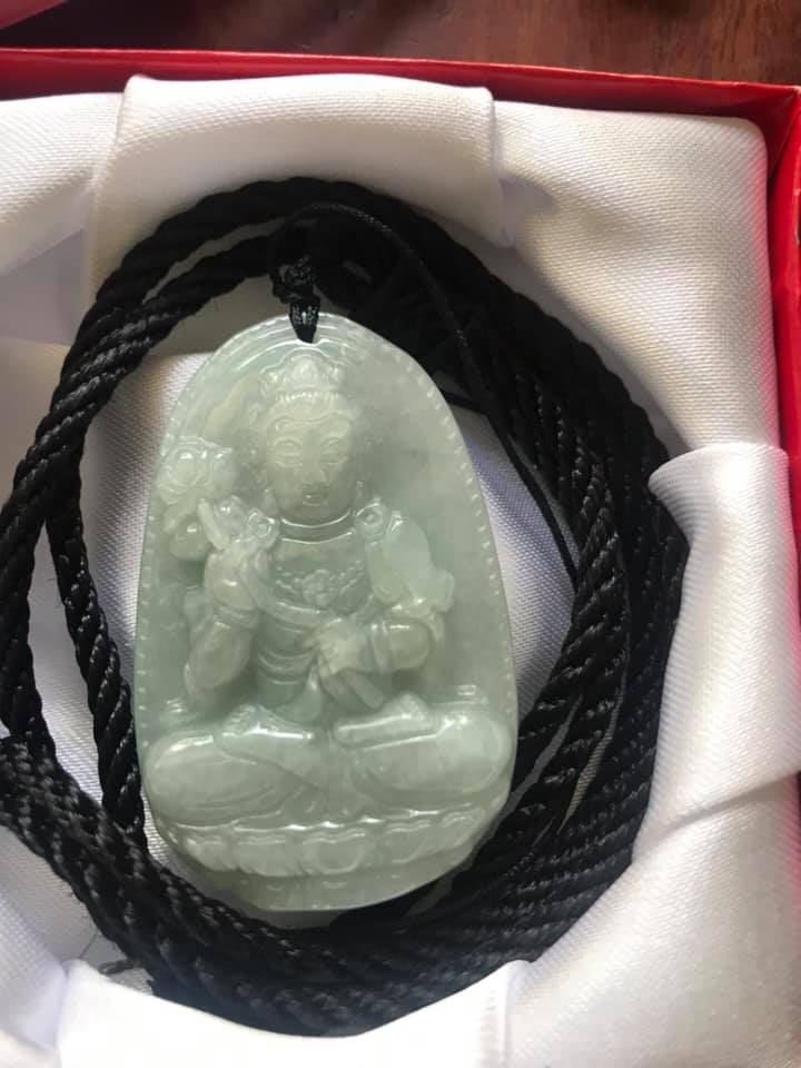 MẶT PHẬT ĐẠI THẾ CHÍ ĐÁ CẨM THẠCH TỰ NHIÊN TRẮNG XANH NHẸ NHẸ ĐỘ MỆNH NAM TUỔI NGỌ ĐỘ MAY MẮN BÌNH AN SIZE CAO 49MM NGANG 31MM DẦY 6MM8 CÓ DÂY LUÔN Ạ
