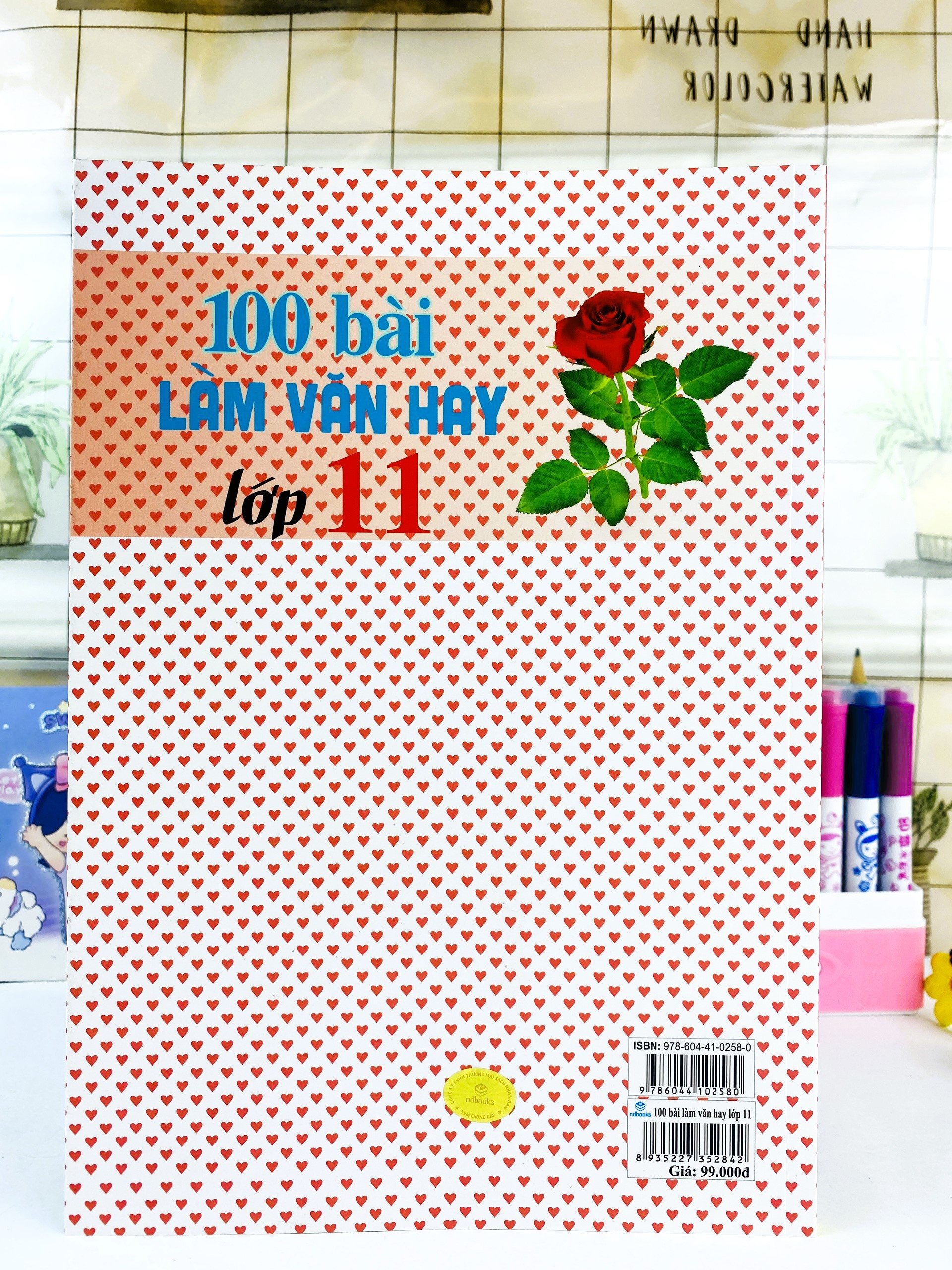 Sách - 100 Bài Làm Văn Hay Lớp 11 - Biên Soạn Theo Chương Trình GDPT Mới - ndbooks