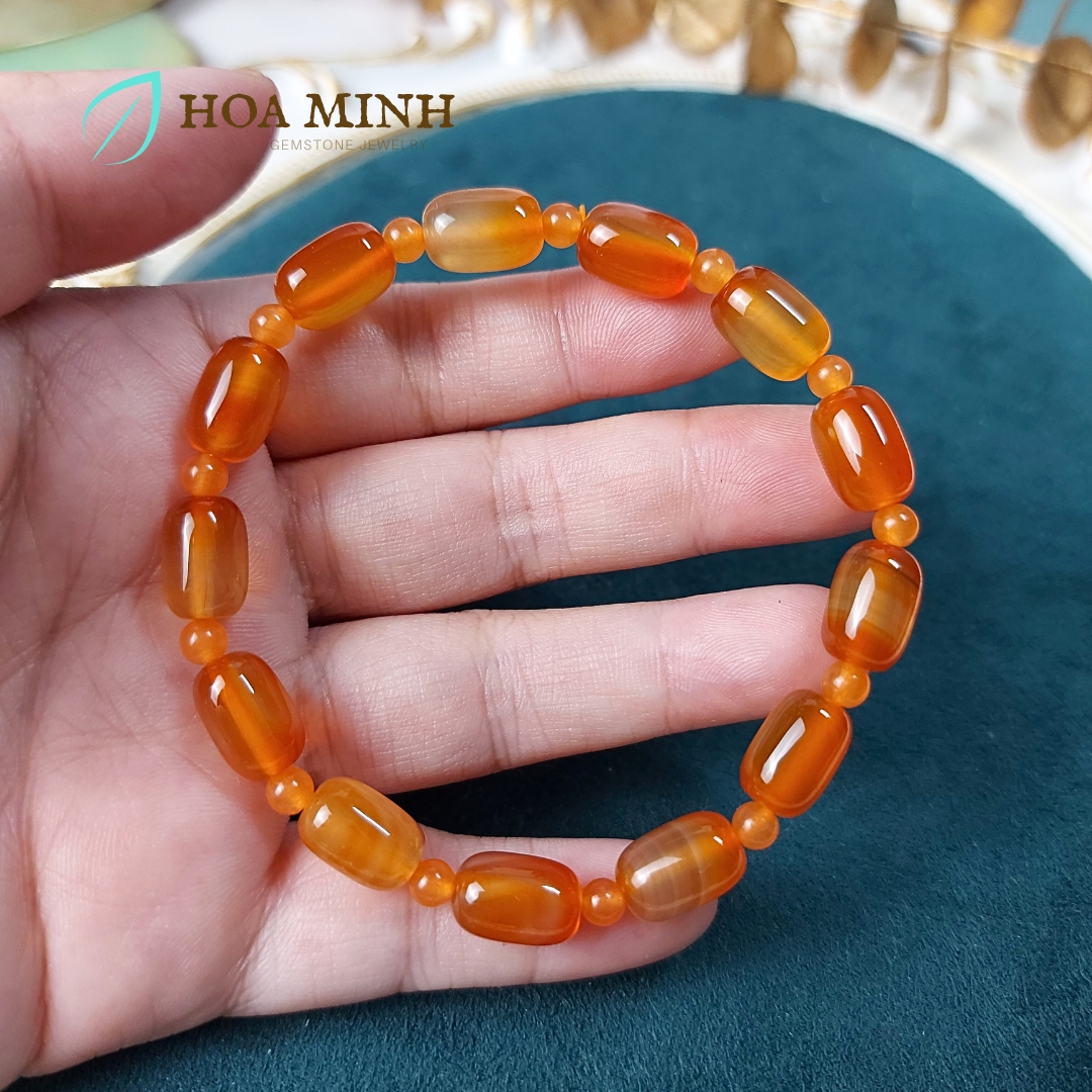 Vòng tay phong thủy đá Mã Não cam dạng lu thống tròn bầu dục, xen kẽ viên tròn mã não