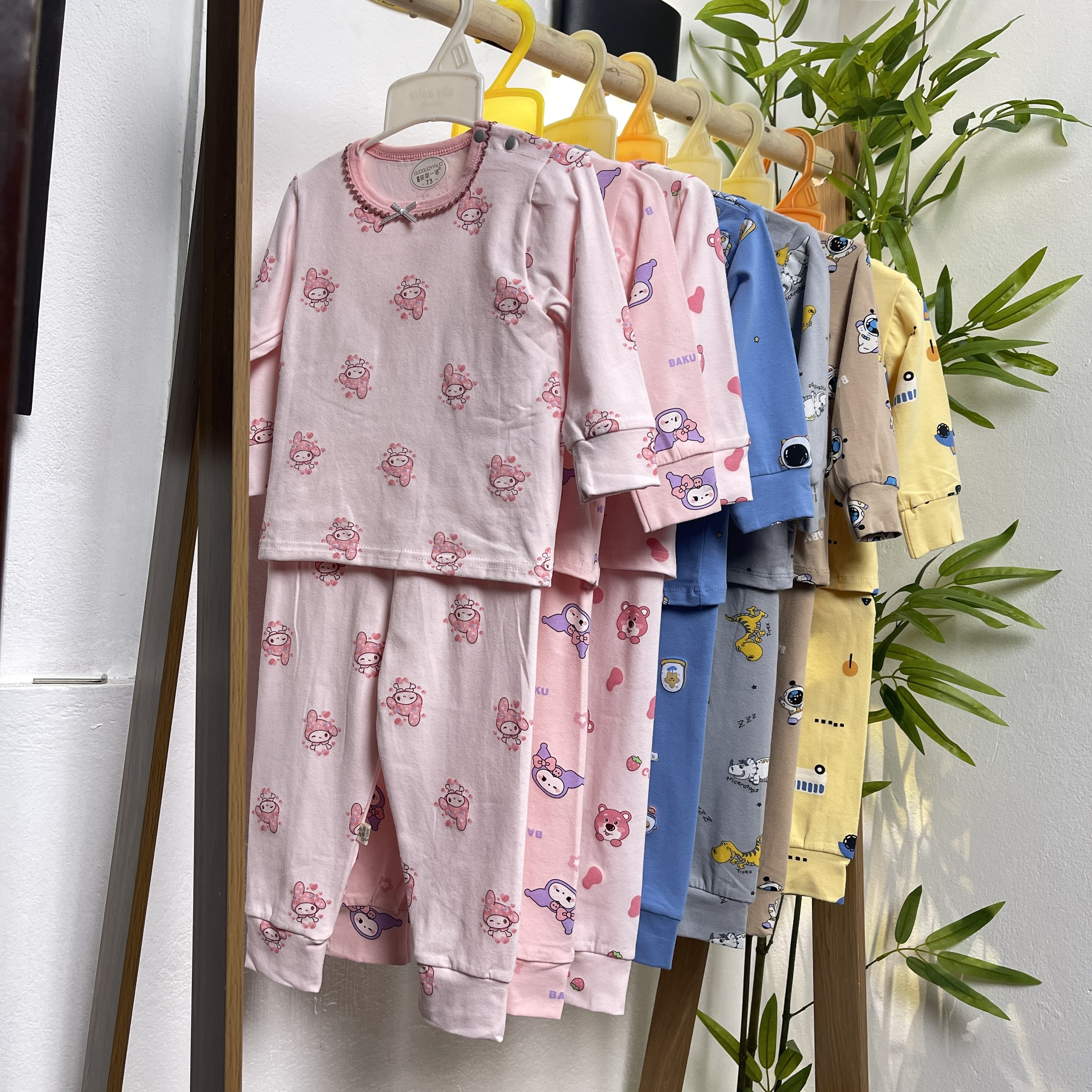 Bộ dài tay bé gái xuất Hàn 3-12 tháng màu tươi sáng nhiều hình ngộ nghĩnh vải cotton dày dặn