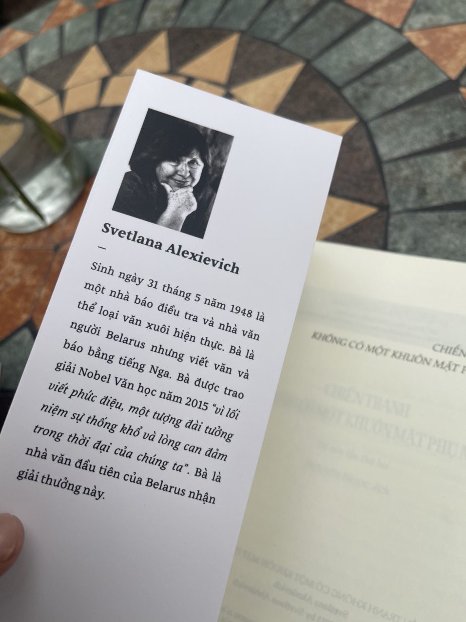 (Tái bản 2023 – Nobel văn học 2015) CHIẾN TRANH KHÔNG CÓ MỘT KHUÔN MẶT PHỤ NỮ - Svetlana Alexievich – Nguyên Ngọc – Tao Đàn - NXB Hà Nội