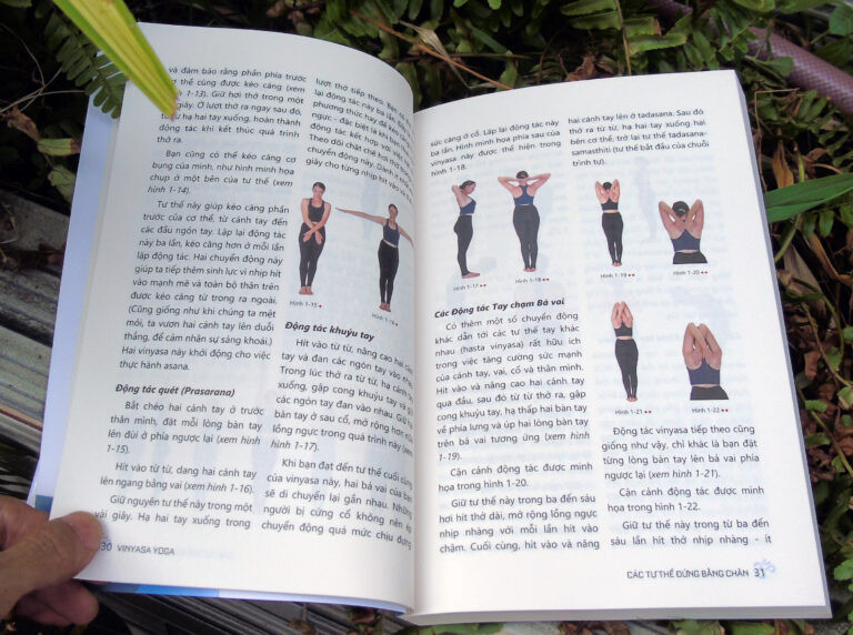 Vinyasa Yoga - Hợp Nhất Cơ Thể Và Tâm Trí Bằng Hơi Thở - Srivatsa Ramaswami - (bìa mềm)