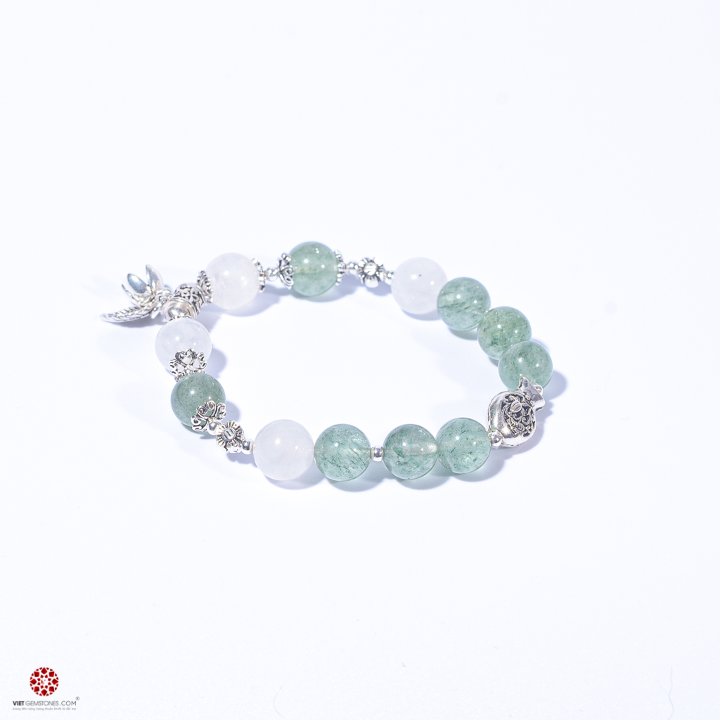 Vòng tay Thạch anh dâu xanh phối Moonstone và charm bạc - Hợp mệnh Mộc, Hỏa, đem lại may mắn, bình an | VietGemstones
