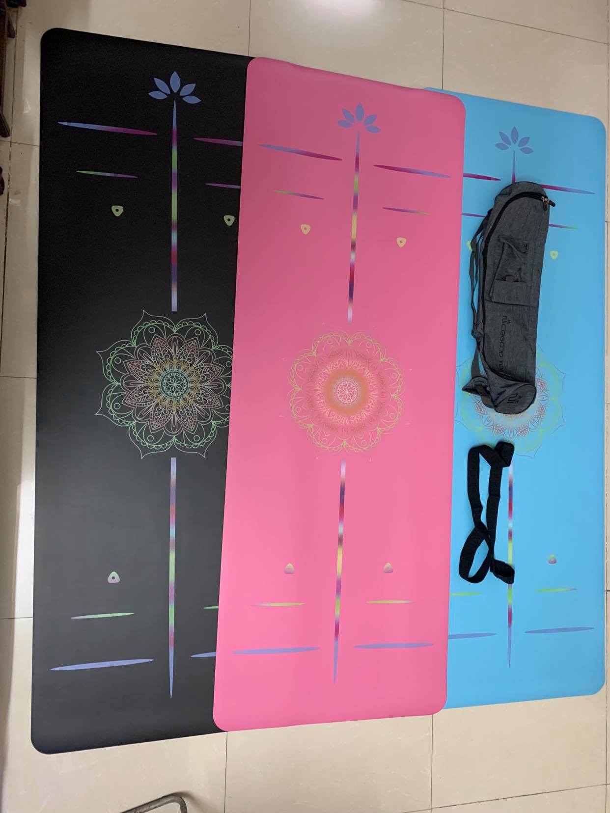 Thảm tập Yoga định tuyến NICEGOOD PU cao cấp – Đen họa tiết vàng