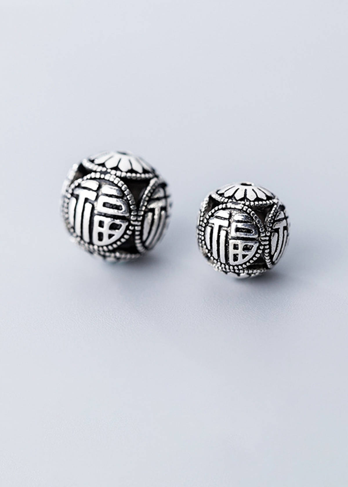 Charm bạc hình cầu họa tiết có chữ xỏ  ngang - Ngọc Quý Gemstones