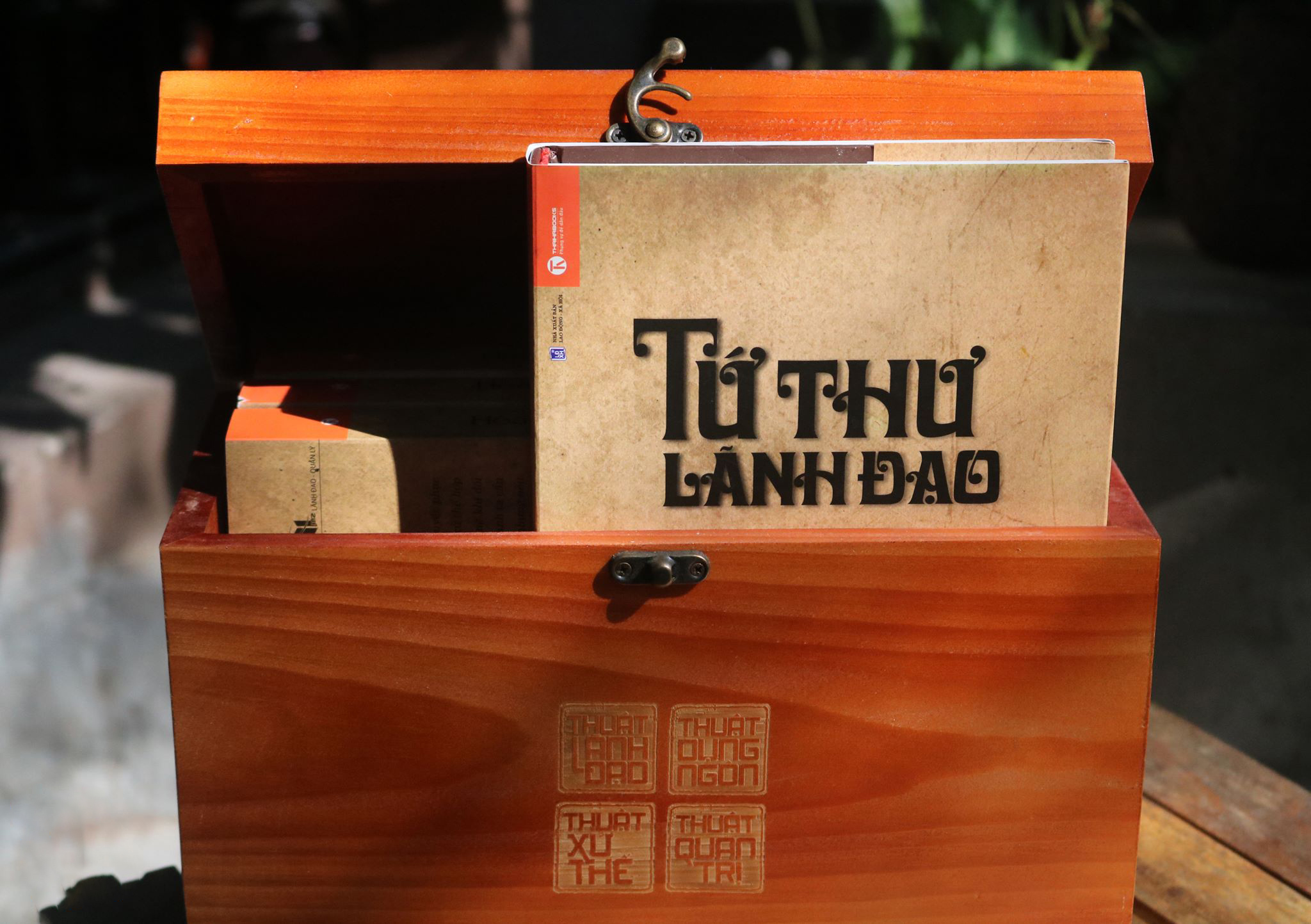 Bộ hộp gỗ Tứ thư lãnh đạo (Tái bản)